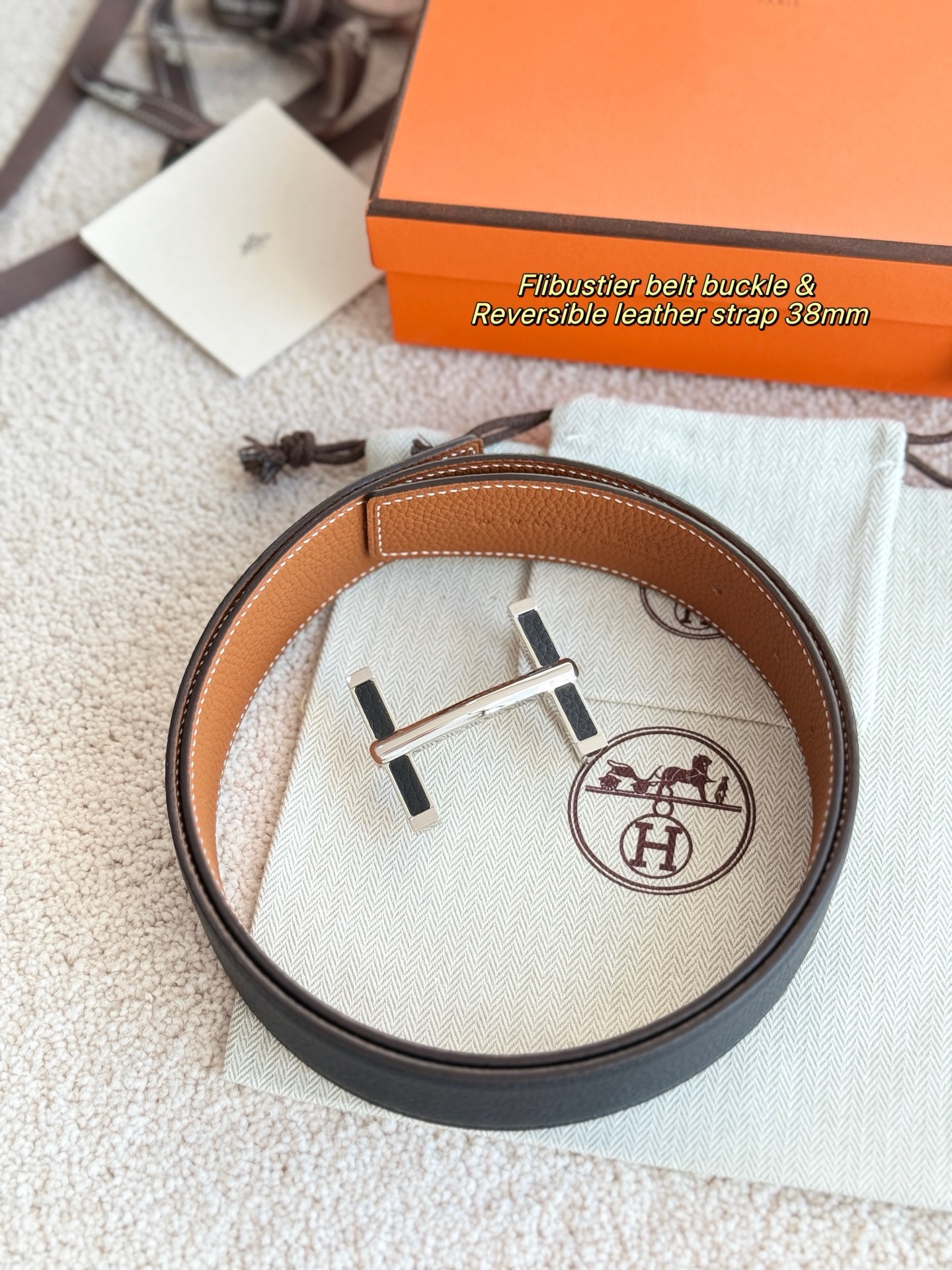 
❤️款 （ Y AA 080 ）Flibustier 精品五金 搭配双面进口 TOGO皮 宽度38MM 以其精湛工艺高品质材料和经典设计备受推崇 是男士腰带顶级选择 简约大气 适合商务和休闲场合 产品手感细腻 不仅是实用配饰 更是身份与品味的象征 ❤️