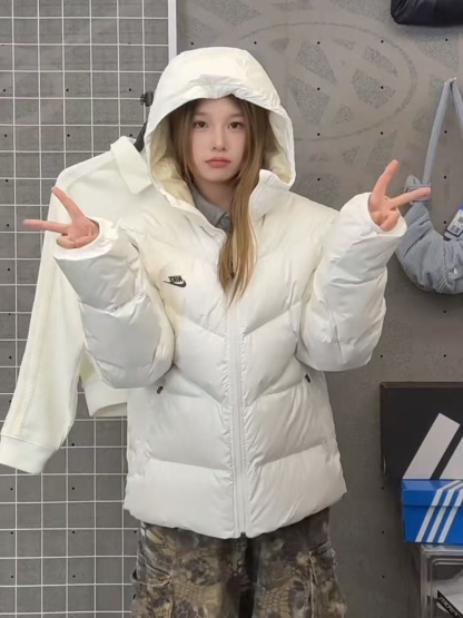 Nike/耐克Windrunner風行者2025經典款新款輕薄連帽羽絨服外套夾克
原版復刻 頂級品質  專櫃尺碼 零下十幾度無壓力 極地防寒防風防水防雪！超級蓬松度 休閒運動 街頭時尚潮流休閒運動連帽保暖短款羽絨服 鎖絨效果好 不拽絨 品質看得見 蓬松度爆表 能在衣物內形成大量空氣隔熱層 輕鬆抵御零下20°C的嚴寒 哪怕極寒天氣也能牢牢鎖住體溫 讓你在冰天雪地中也能溫暖如春 高含絨量帶來極致輕盈的穿著體驗 告別傳統羽絨服的臃腫感 活動自如 溫暖卻不笨重 
L SIZE:S-2XL