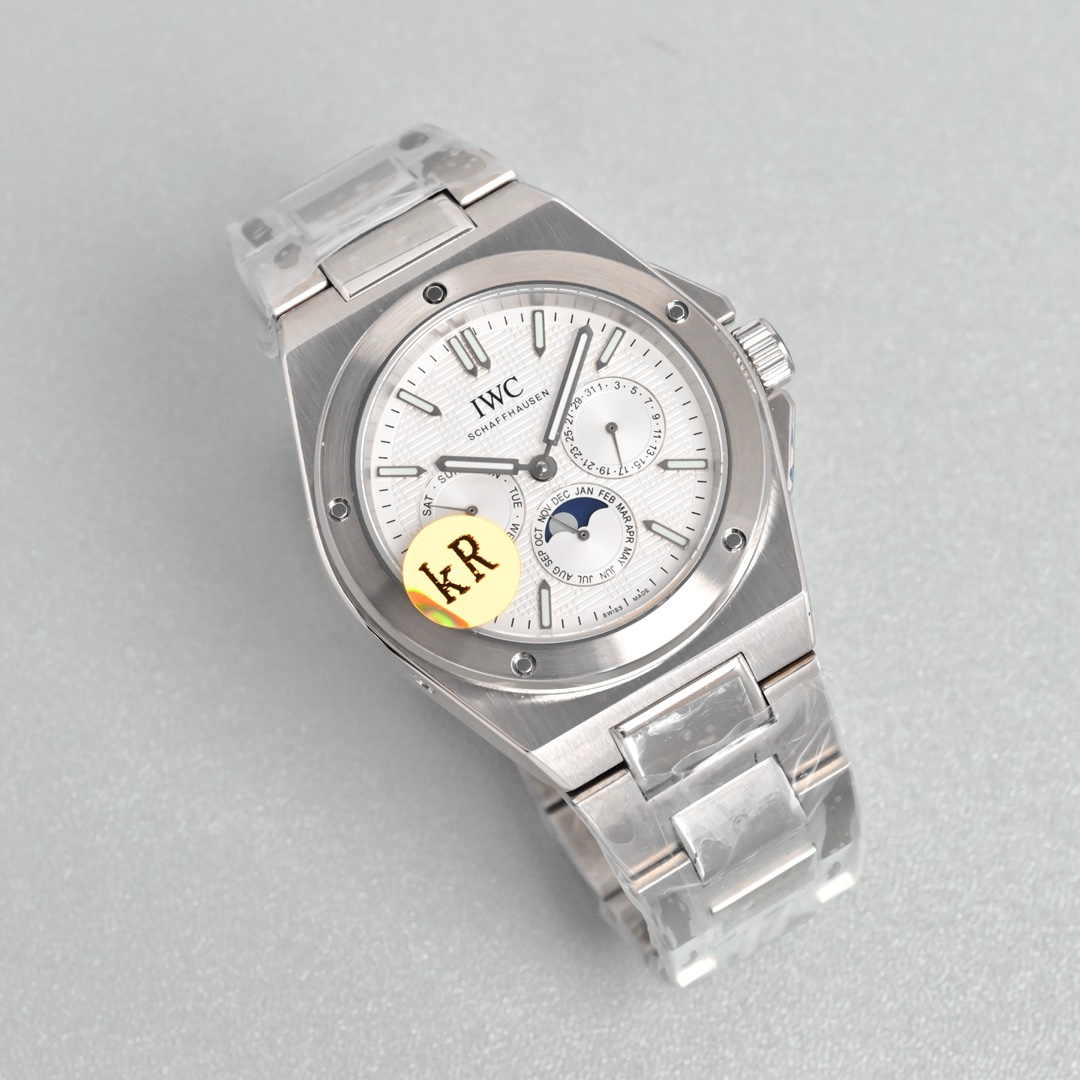 KR新品  萬國工程師系列萬年曆腕表，復刻界最複雜的腕表，所有功能同步原裝，所有功能調節通過把頭控制.
1⃣️【功能介紹】3點鐘位置顯示日曆，9點鐘位置顯示星期，6點鐘月份月相指針顯示。

2⃣️【做工精細】外殼採用原版同樣的三件套結構，中間拉絲，上下殼為拋光，鏡面採用高成本的鍋蓋形藍寶石，使其質感提升。

3⃣️【機芯性能】尺寸41.6mm,機芯採用天津機芯改82600，高效穩定，動力時間長達72小時以上，進行加裝複雜的萬年曆模塊，而且同步所有功能實現同步原裝通過把頭調節。

