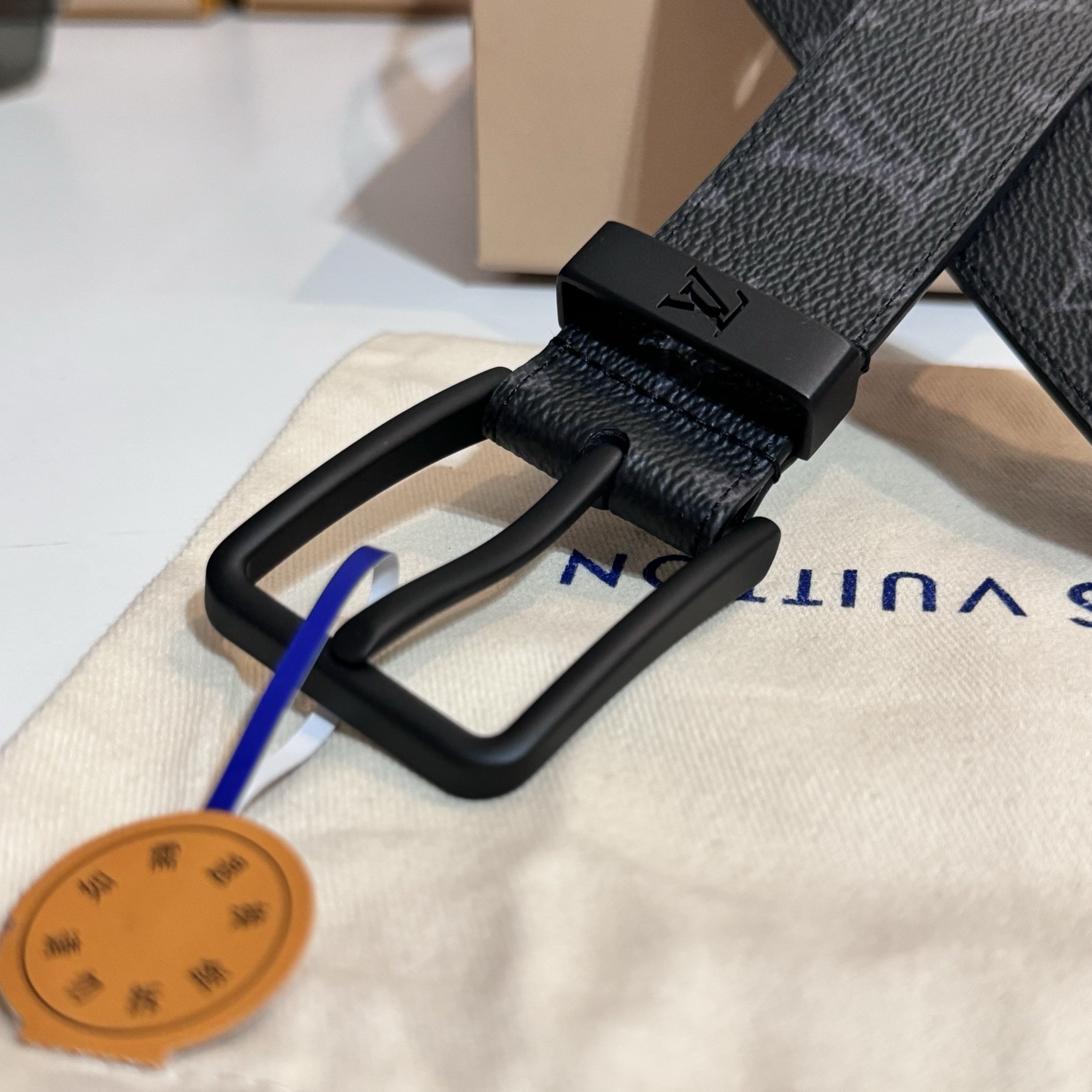 
寬度：3.5cm Frog 雙面腰帶以創意筆觸展現千禧潮流風範，巧妙致敬鄉村搖滾文化。做舊皮革令 Damier 格紋流露復古韻致，圓潤方形搭扣回溯品牌經典硬箱元素🆚