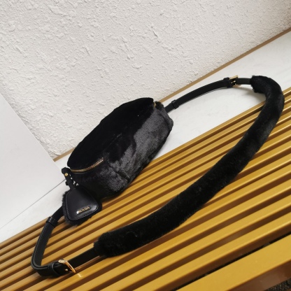 【 原單】🎉最新款迷你手袋🎉1BH208羊毛🎉🎉這款迷你手袋結構挺括，風格百搭，搭配柔軟的羊毛皮，彰顯冬日魅力。皮革細節與雙向拉鍊開合和金屬五金配件錦上添花，飾有塗琺瑯三角形金屬徽標。內配進口小羊皮，上身效果非常酷/時尚，冬天必備爆款🎉寶寶們，趕緊入手吧
尺寸：長19.5x高13x底6cm