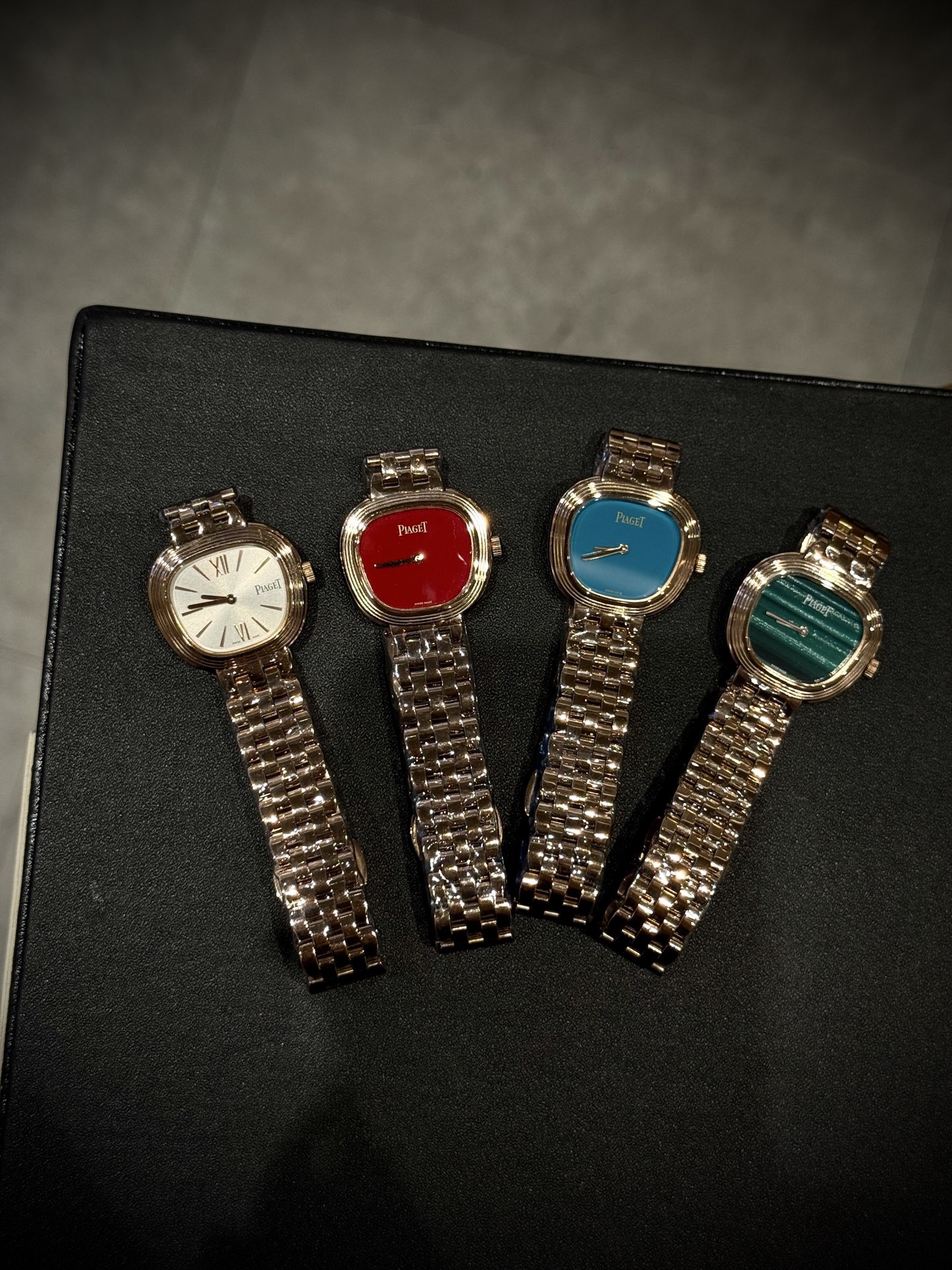 A8 factory•伯爵全新腕表 ﻿ #PiagetSixtie鎏金悅影系列 ﻿ 在瑞士鐘錶展「鐘錶與奇跡」閃亮登場！這款腕表游走於非凡制表工藝與黃金工藝之間，簡直是時尚與藝術的完美結合。Sixtie腕表採用獨特的梯形設計，重新詮釋1960年代末大膽華麗的風格，展現出獨特的魅力與優雅。
✨Sixtie系列腕表
✨直徑29毫米,
✨CNC數控雕刻精鋼梯形表殼
✨專櫃同步超薄厚度僅僅7mm
✨銀色太陽緞面打磨錶盤
✨316L精鋼錶鏈,搭載伯爵進口石英機芯  
認准A8出品！必屬精品！大廠品質！歡迎轉載！