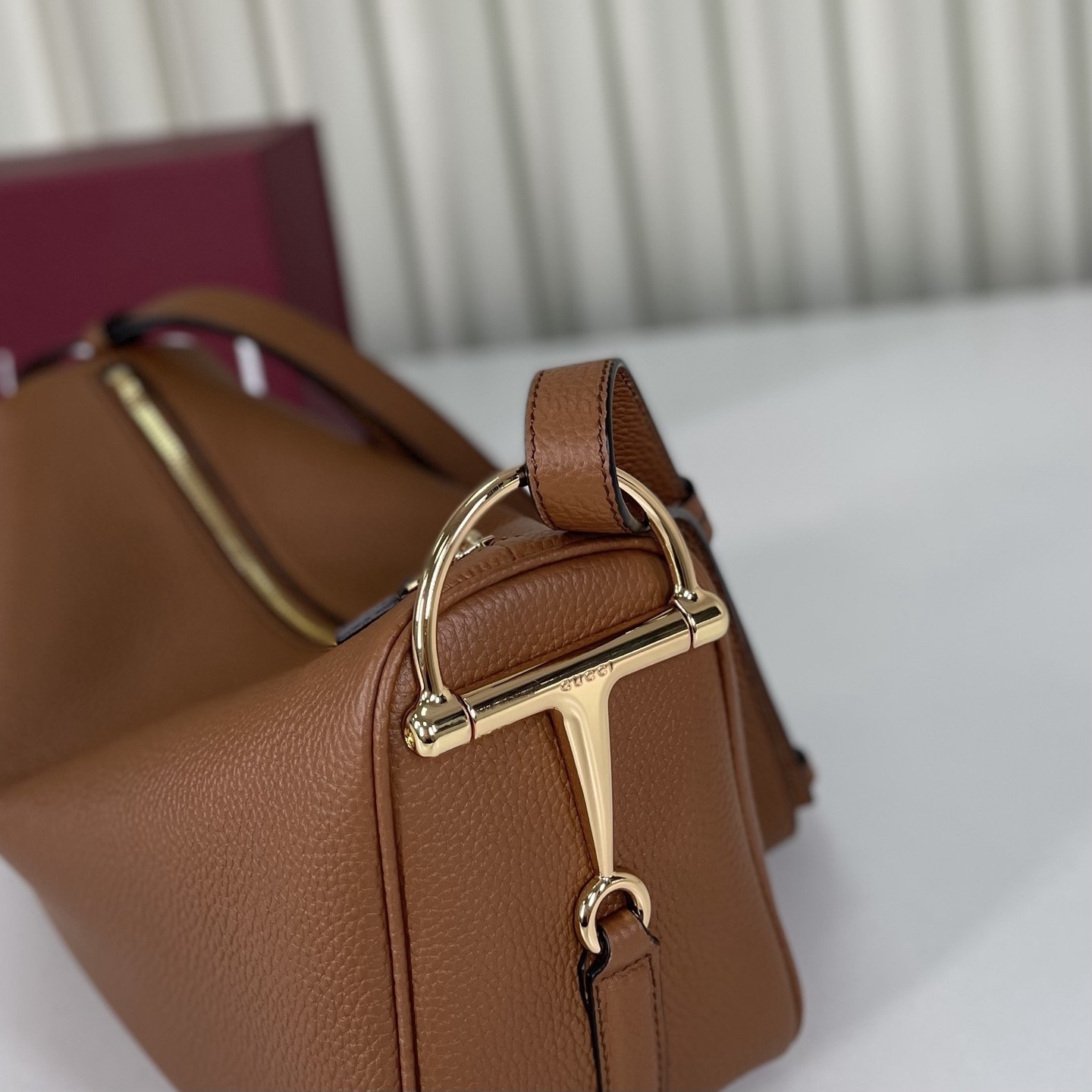 Gucci Half Horsebit系列中號肩背包，煥新呈現Gucci Half Horsebit系列，以現代風格煥新演繹品牌最具標誌性的元素之一。該系列巧妙融蘊休閒廓形與標誌性的半馬銜扣配件，這也是其名稱的由來。款號860787白皮，尺寸31.5X17X12