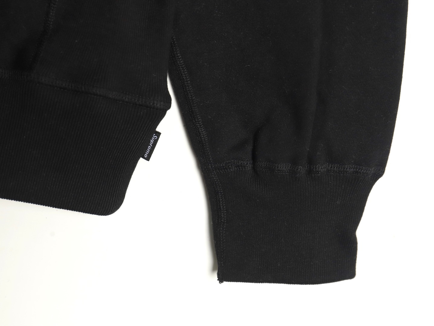 Supreme FW24 WEEK17 Box Logo Hooded Sweatshirt 胸前徽標刺繡logo口袋連帽衛衣帽衫
面料460克 高克重 面布質感強 韌性好 衣服收針處都有打套結（起到加固 久穿不變形 市面普通版本是沒有的哦） 歡迎對比 品質保證
F 尺碼：S M L XL