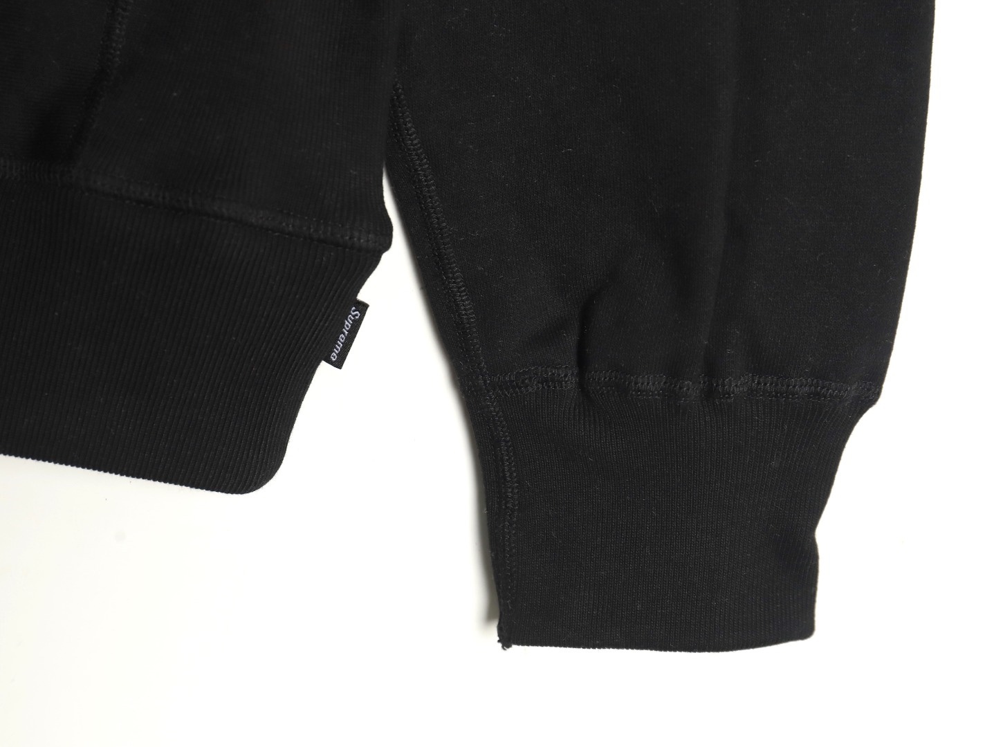 Supreme FW24 WEEK17 Box Logo Hooded Sweatshirt 胸前徽標刺繡logo口袋連帽衛衣帽衫
面料460克 高克重 面布質感強 韌性好 衣服收針處都有打套結（起到加固 久穿不變形 市面普通版本是沒有的哦） 歡迎對比 品質保證
F 尺碼：S M L XL