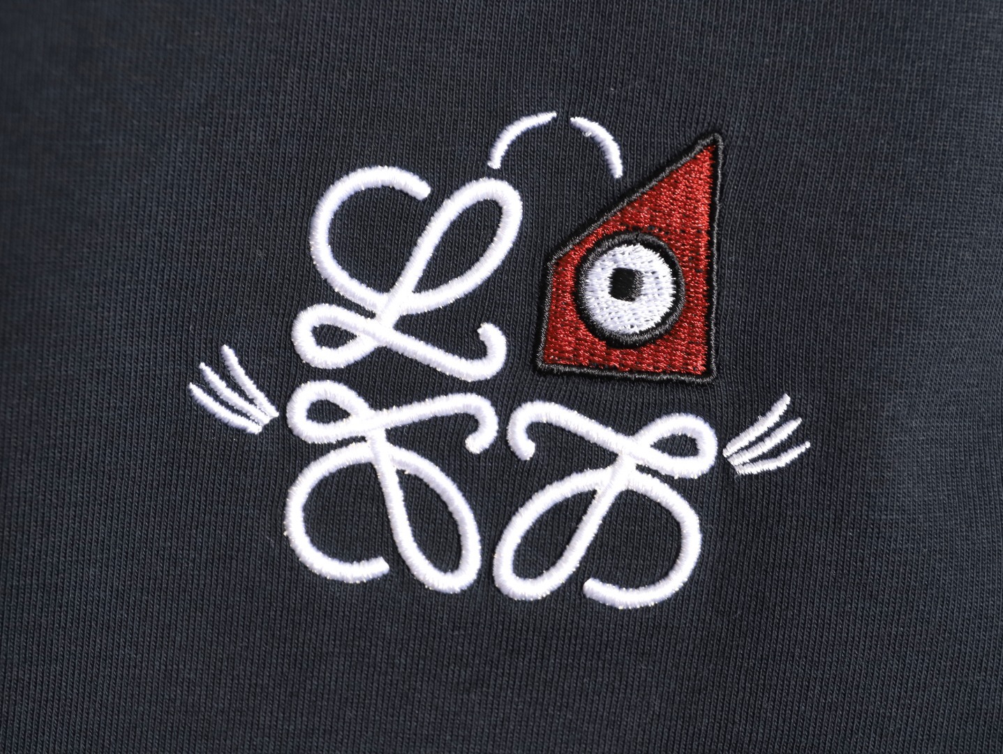 🔝LOEWE X LOUIS WAIN 幾何刺繡短袖T恤
定制緞光精密超柔錦棉，採用進口機刺繡工藝，精度高，線條流暢而細膩，面料都經過澆洗，手感質感更佳，不易變形，不易縮水，不易褪色，寬松版型
B Size： S-XL