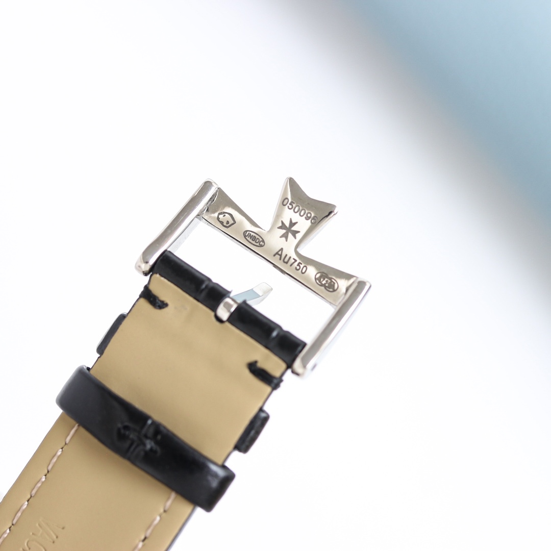 江詩丹頓傳承系列腕表火爆上市！簡雅大方，完美結合，讓你感受優雅紳土氣息！[禮物]該表搭載原裝進口9015超薄機芯，每小時振頻28800次，性能穩定，零返修！表殼： 釆用316 精鋼，藍寶石玻璃鏡面！搭配意大利真皮錶帶原裝扣，直徑：40 mm，超強防水，簡潔大氣，高端品質，適合各種商務場合，送禮首選！