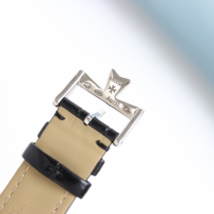 江詩丹頓傳承系列腕表火爆上市！簡雅大方，完美結合，讓你感受優雅紳土氣息！[禮物]該表搭載原裝進口9015超薄機芯，每小時振頻28800次，性能穩定，零返修！表殼： 釆用316 精鋼，藍寶石玻璃鏡面！搭配意大利真皮錶帶原裝扣，直徑：40 mm，超強防水，簡潔大氣，高端品質，適合各種商務場合，送禮首選！