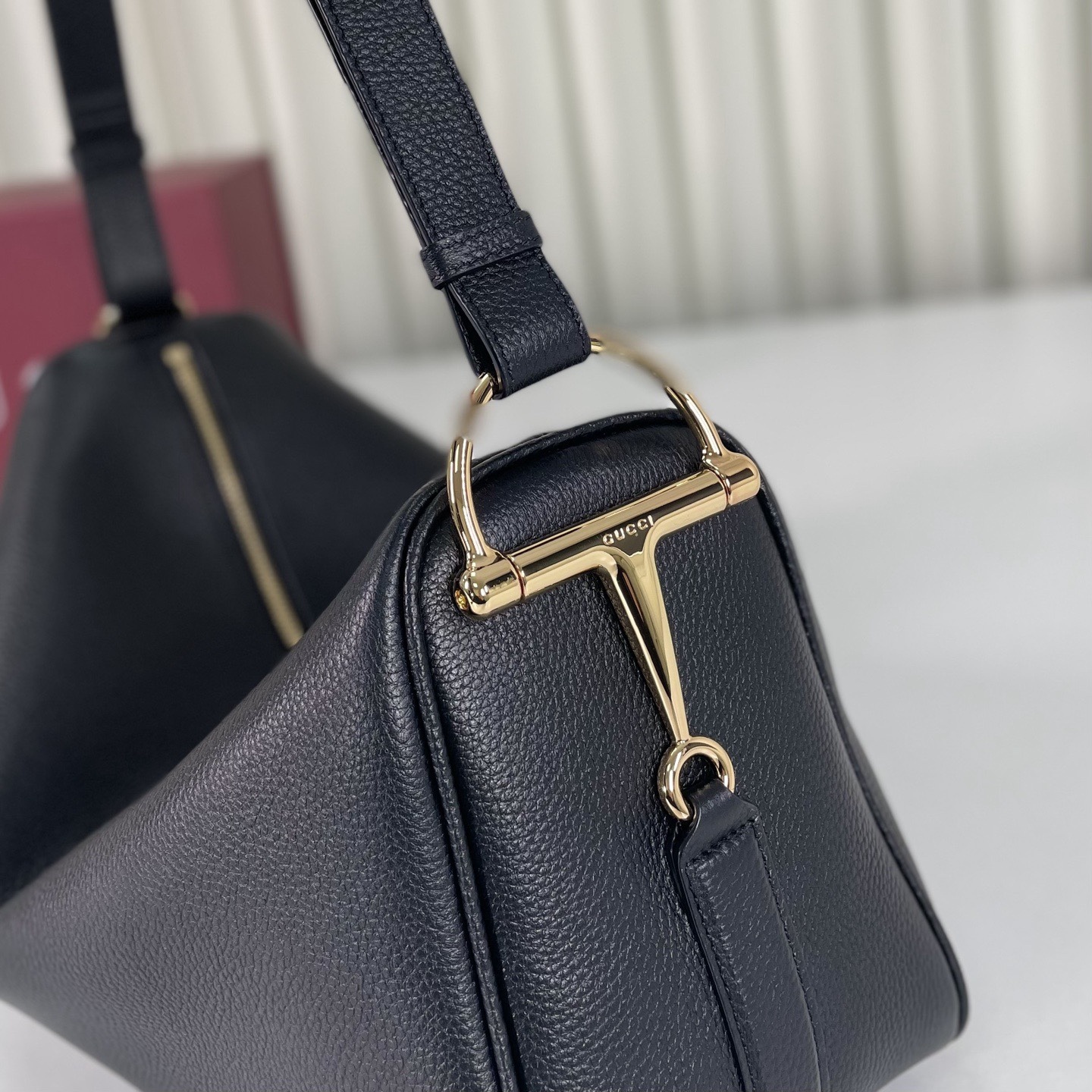 Gucci Half Horsebit系列大號肩背包，煥新呈現，以現代風格煥新演繹品牌最具標誌性的元素之一。該系列巧妙融蘊休閒廓形與標誌性的半馬銜扣配件，這也是其名稱的由來。內部：一個開口袋，可調節牛皮革肩帶，款號862530  尺寸38X20X15