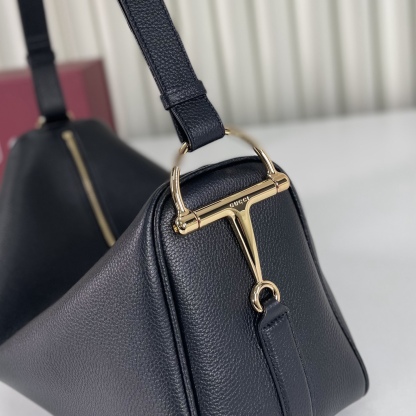 Gucci Half Horsebit系列大號肩背包，煥新呈現，以現代風格煥新演繹品牌最具標誌性的元素之一。該系列巧妙融蘊休閒廓形與標誌性的半馬銜扣配件，這也是其名稱的由來。內部：一個開口袋，可調節牛皮革肩帶，款號862530  尺寸38X20X15