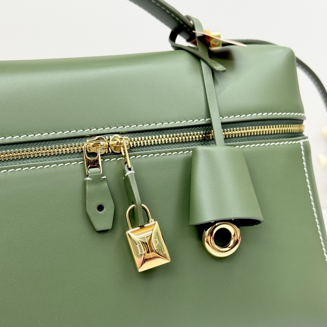 𝓛𝓸𝓻𝓸 𝓟𝓲𝓪𝓷𝓪 諾悠翩雅
𝑬𝒙𝒕𝒓𝒂 𝑩𝒂𝒈 𝑳𝟐𝟕 
寬開口加大容量斜挎包，包型設計更立體更有型，包身採用進口原廠小牛皮，手感柔軟而獨特，包包內部結構多了內袋。雙向加長拉鍊開合，配有My Charms金色金屬掛飾（LP特級純鋼五金配件）
size：27*16*10釐米
配全套專櫃禮盒包裝🎁