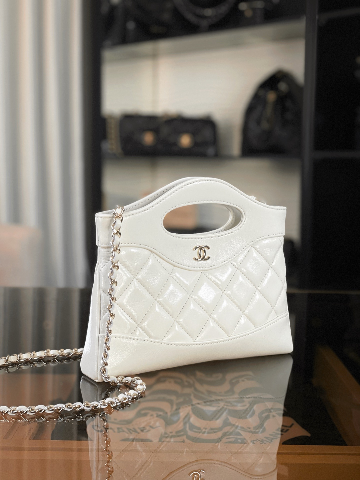 特▪️級鋼 到貨
全新到貨🆕𝗖𝗵𝗮𝗻𝗲𝟭 𝟮𝟓𝐏 羊皮系列
𝟥𝟣𝖡𝖺𝗀 𝖭𝖺𝗇𝗈 白色

𝟐𝟓𝐏橫版𝟥𝟣𝗆𝗂𝗇𝗂可愛無敵𝖦𝖾𝗍❕
“包王”經典再現巧妙設計🪄
滿足了時髦精的在所期待啦…
軟萌感讓我毫無抵抗力〰️

五金：厚鍍𝟣𝟦𝖪淡金
皮料:   金標𝗓𝗉原廠小羊皮
尺寸：𝟣𝟩.𝟧*𝟤𝟢.𝟧*𝟥.𝟧 𝖼𝗆
3656