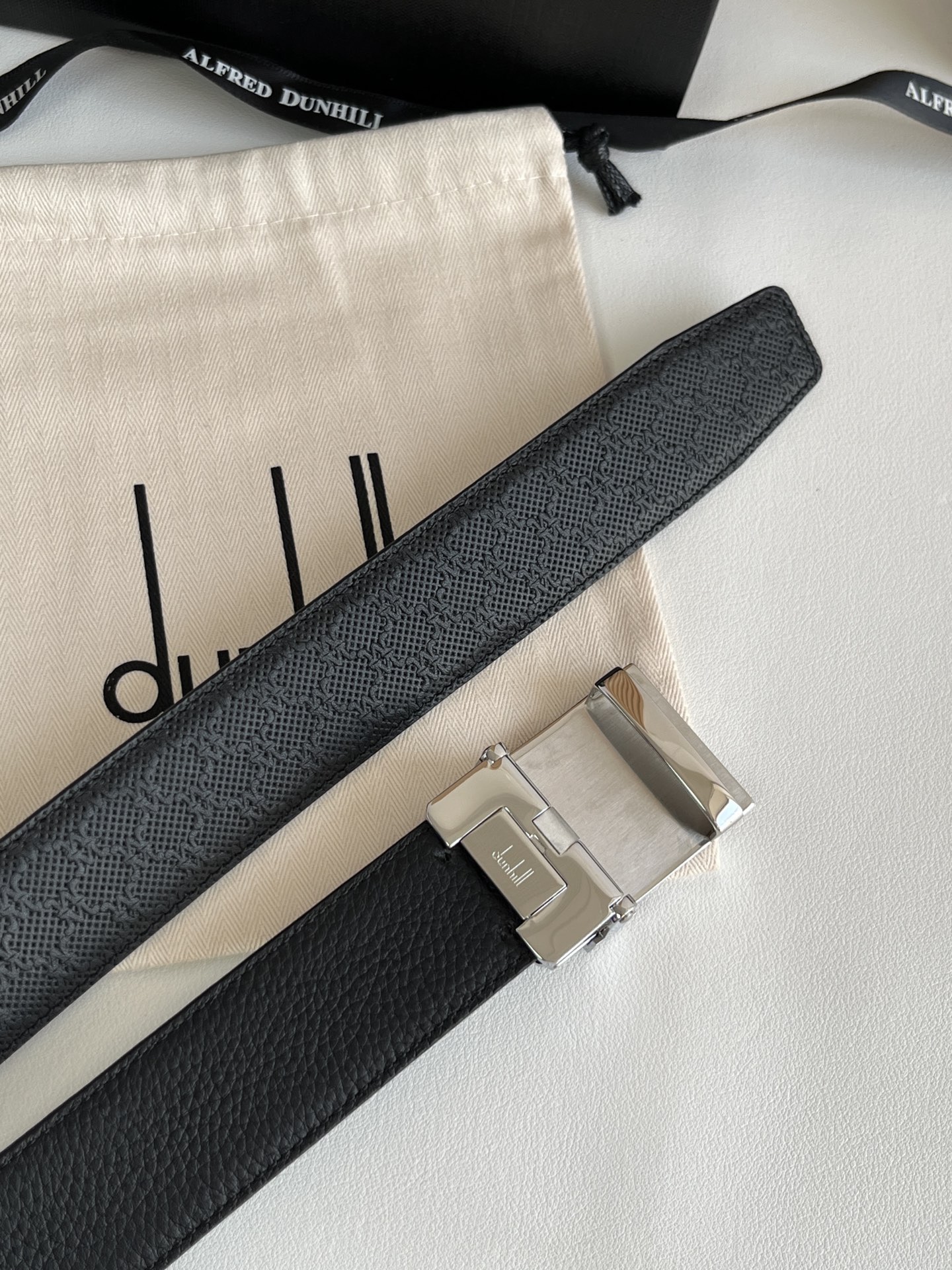 登喜路（Dunhill）是一家英國倫敦的男士奢侈品牌。皮帶以其精湛的工藝和經典的設計，成為男士配飾中的精品。皮帶的質感好、耐用性強，商務休閒百搭款！