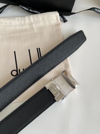 登喜路（Dunhill）是一家英國倫敦的男士奢侈品牌。皮帶以其精湛的工藝和經典的設計，成為男士配飾中的精品。皮帶的質感好、耐用性強，商務休閒百搭款！