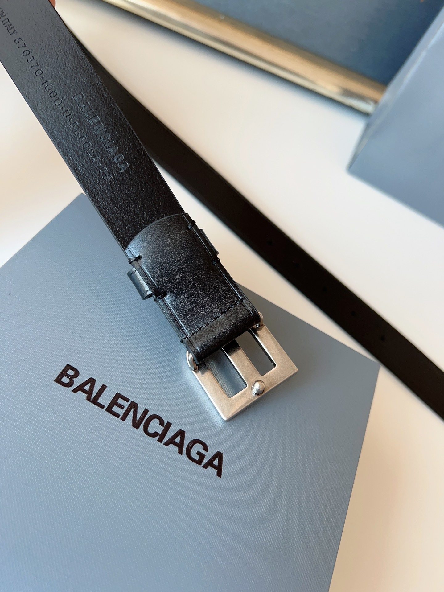 巴黎世家（Balenciaga）寬度3.0cm 是法國的奢侈品牌，作為時尚界最具影響力品牌之一的地位。設計師源於：都市時尚潮流獨特的設計風格，採用進口小牛皮製作；搭配純銅復古五金，使其更具魅力。值得擁有的百搭精品！