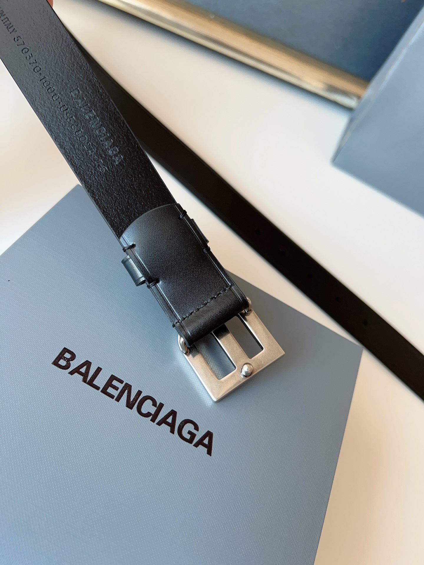 巴黎世家（Balenciaga）寬度3.0cm 是法國的奢侈品牌，作為時尚界最具影響力品牌之一的地位。設計師源於：都市時尚潮流獨特的設計風格，採用進口小牛皮製作；搭配純銅復古五金，使其更具魅力。值得擁有的百搭精品！