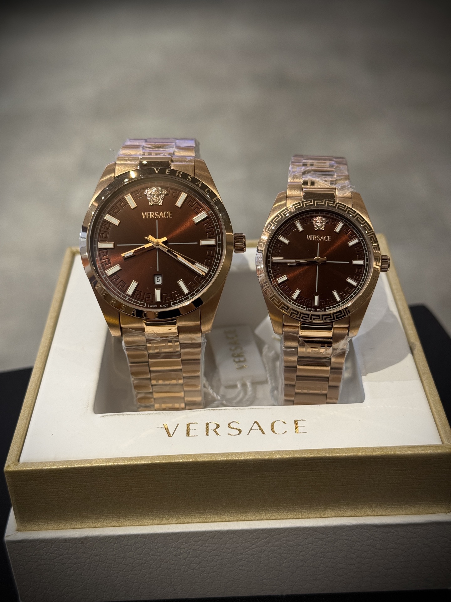 Versace範思哲石英手錶，VERSACE MILLENYIUM  LADY系列，採用希臘回紋元素錶盤，12時位飾有美杜莎頭像展現範思哲經典圖案魅力，錶鏈印刻希臘回紋搭配雙按蝴蝶扣設計，兼具時尚與舒適，錶盤男款40mm 女款32mm 30米生活防水，進口石英機芯

立即搶購👉