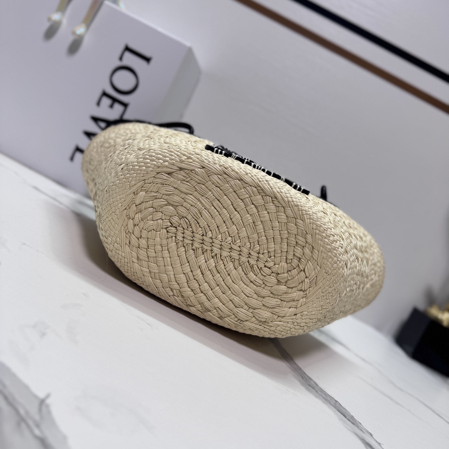 LO℮w℮🆕（高版本）🧺伊拉卡棕櫚纖維和牛皮革 Anagram Basket 手袋*一個傳統的籃子手袋*帶有經典的手工編織包身，管狀牛皮革帶子和頂部提手*以及一塊牛皮革 Anagram 壓紋貼片這個版本採用伊拉卡棕櫚製成，這種棕櫚樹在哥倫比亞種植、收穫並曬乾，然後由公平貿易原則指導的 Corporación Oficio y Arte 組織的女工匠編織。肩背或頂部提手攜帶*牛皮革系帶開合*可以使用個性化掛飾和帶子進行定制*無襯里*由於手工製作，尺寸可能略有不同，使每次購買都獨一無二🧺
