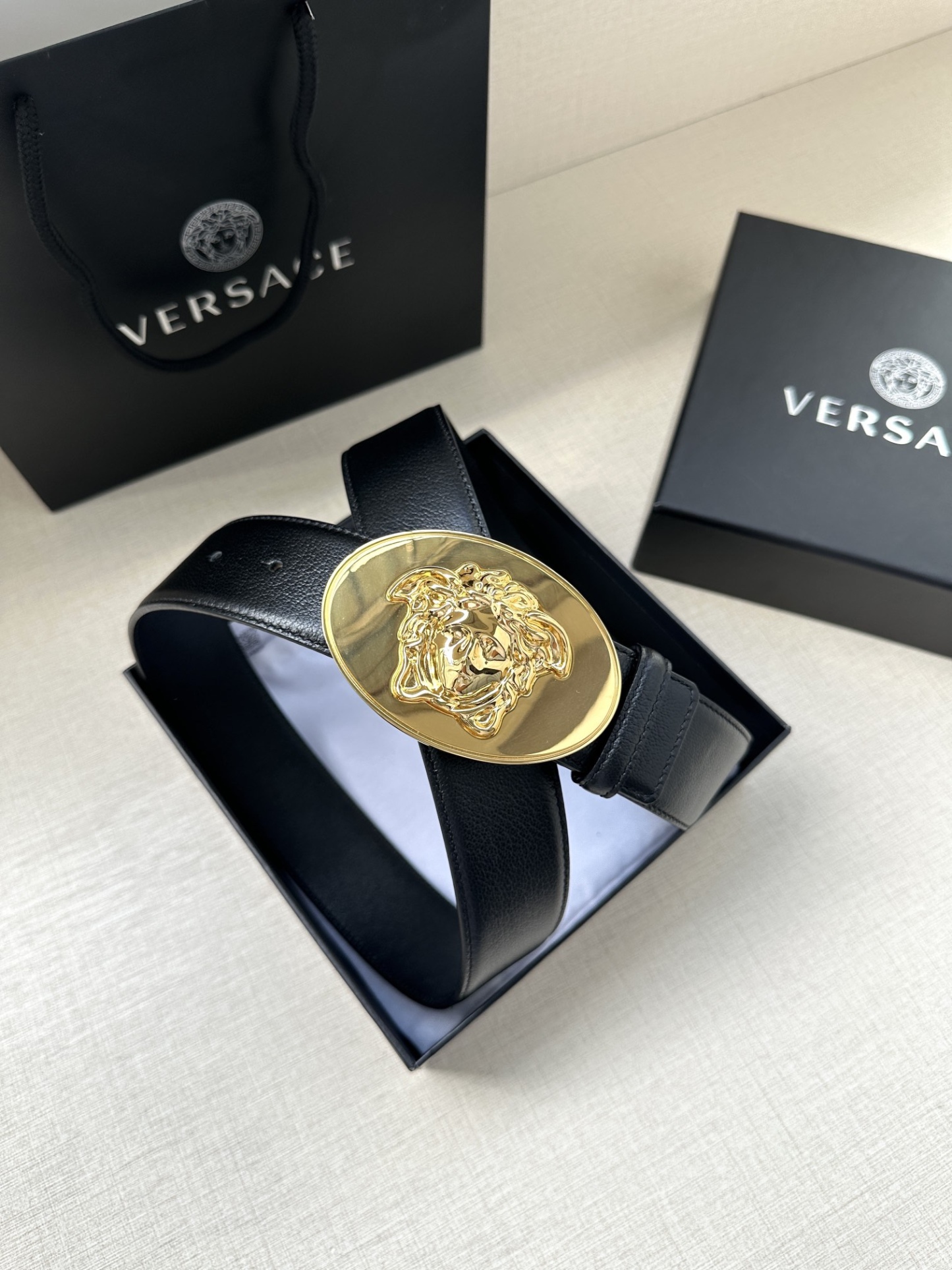 寬度：4.0cm （範思哲） 此款橢圓五金配件、腰帶飾有標誌性的Versace美杜莎頭像扣，彰顯品牌格調。是一款精美的衣櫥必備單品。