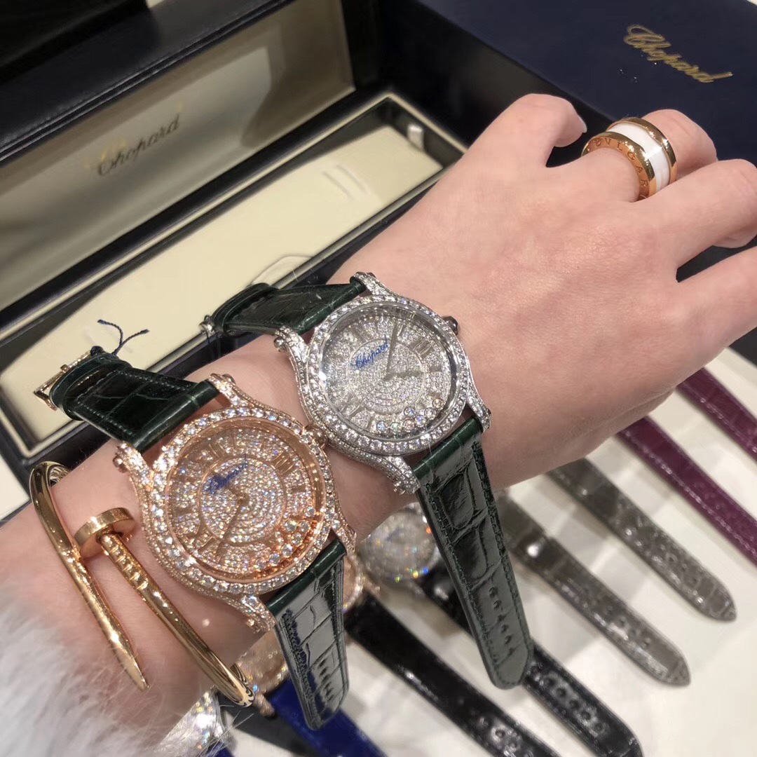 （NL）2025最新款滿天星   原裝搭配美洲鰐魚錶帶 搭配原莊進口日本9015機芯 蕭邦（HAPPY DIAMONDS）作為蕭邦最暢銷的系列一直以細膩的手法詮釋蕭邦標誌性靈動鑽石的概念，此系列作品柔美而時尚，都說男戴萬國女戴蕭邦 有金（進）有鑽（賺）寓意也很好。錶盤內的鑽石滾珠可自由滑行轉動，時來運轉 財運滾滾，讓每一位女性都以最迷人的造型驚艷世人。 這次給大家帶來的蕭邦快樂鑽系列 這次給大家帶來的蕭邦快樂鑽系列 是肖邦旗下最具代表性的腕表 最有特色的夾層玻璃的7顆，7顆鑽石產生自旋 猶如舞蹈