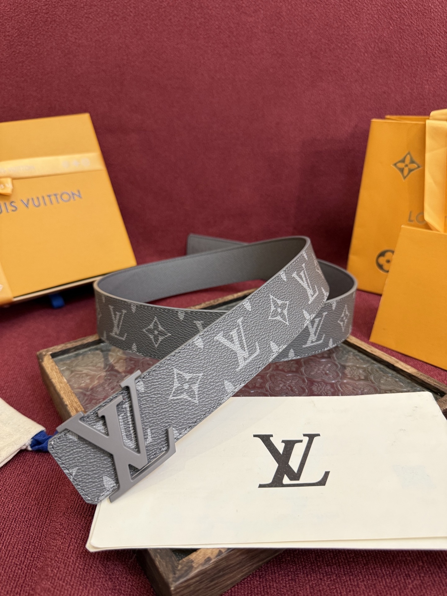 
lv男士新款皮帶寬度4cm 訂製帆布面料飾有全新的圖案效果(顏色純正) 襯托進口小牛皮配色底 搭配精緻的字母搭扣 手感極佳