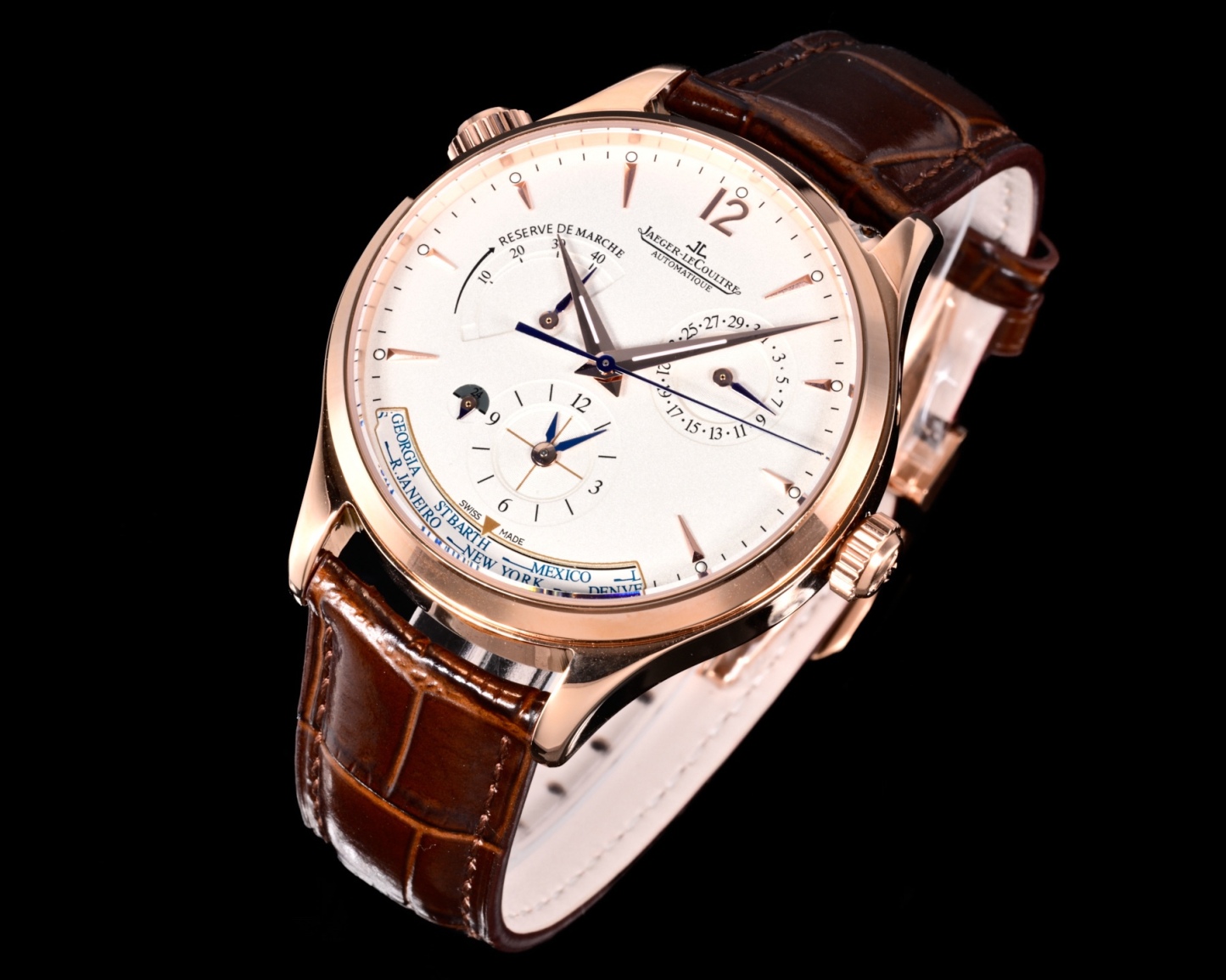 V+ Factory出品
【市場最高版本】JL積家 各路大咖都叫它大醜 其實賦予的是極高贊美 論品味與外觀 在鐘錶界有著舉足輕重的地位 戴出去怎麼都是長臉 各種彰顯品味 Master 地理學家大師系列 Q1428421 復刻版全新升級 多功能腕表 升級Cal.939A機芯 打磨效果更近原裝 升級軸 自動陀為玫金邊 字面紋路清晰 功能：日期顯示 雙時區 動力儲備顯示 316L精鋼  直徑42mm  原裝折疊扣！V+ Factory匠心之作 值得你擁有！