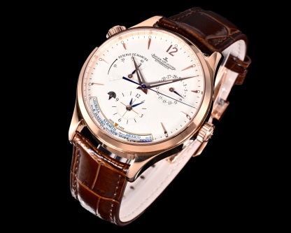 V+ Factory出品
【市場最高版本】JL積家 各路大咖都叫它大醜 其實賦予的是極高贊美 論品味與外觀 在鐘錶界有著舉足輕重的地位 戴出去怎麼都是長臉 各種彰顯品味 Master 地理學家大師系列 Q1428421 復刻版全新升級 多功能腕表 升級Cal.939A機芯 打磨效果更近原裝 升級軸 自動陀為玫金邊 字面紋路清晰 功能：日期顯示 雙時區 動力儲備顯示 316L精鋼  直徑42mm  原裝折疊扣！V+ Factory匠心之作 值得你擁有！