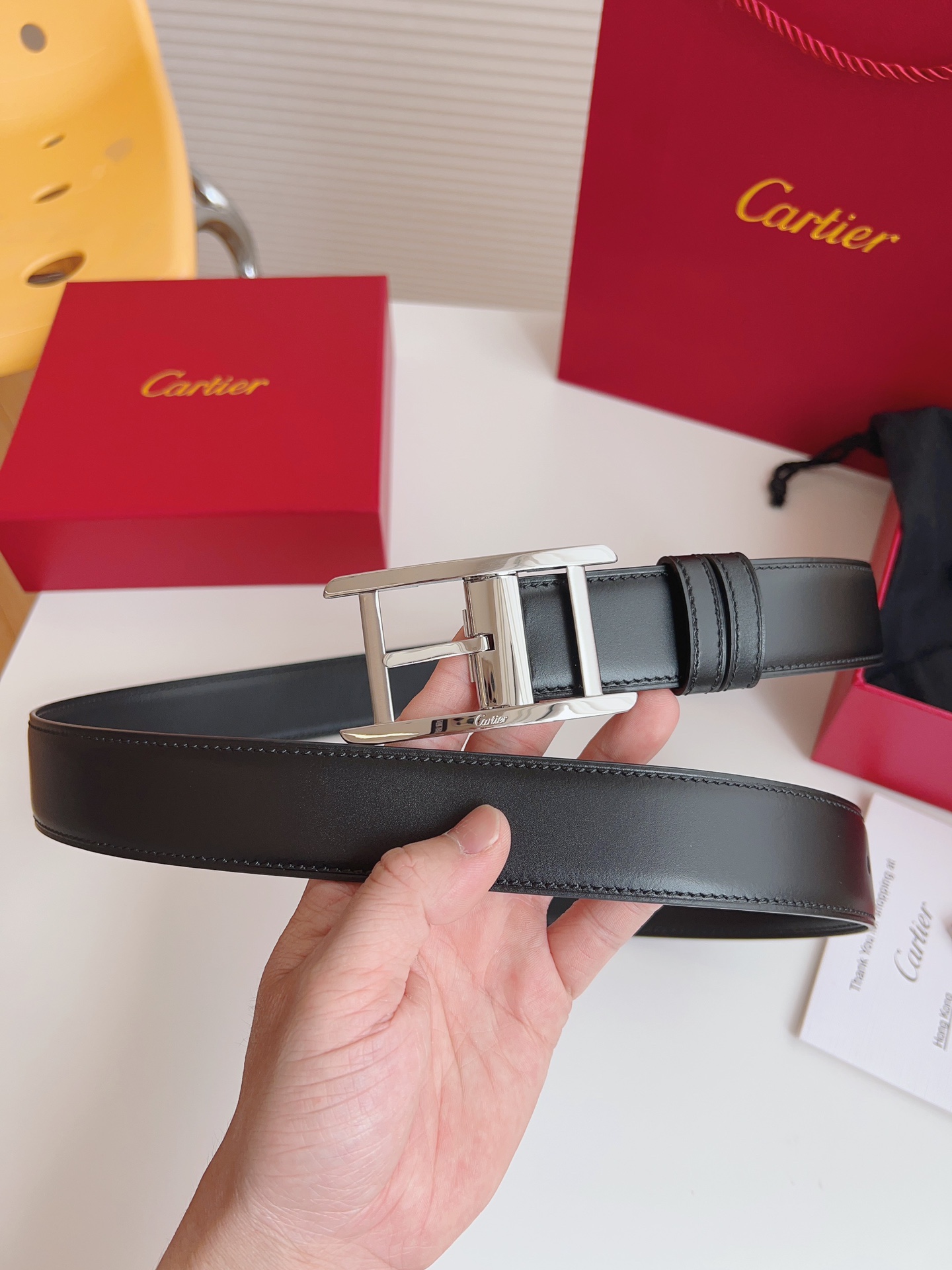 
Cartier（卡地亞）憑借匠心傑作展現與眾不同的美感，融合精湛工藝與經典設計，演繹雋永風格；瀟灑不羈，果敢獨立！此款式易搭配服飾；休閒正裝兩相宜。皮帶寬度：35mm