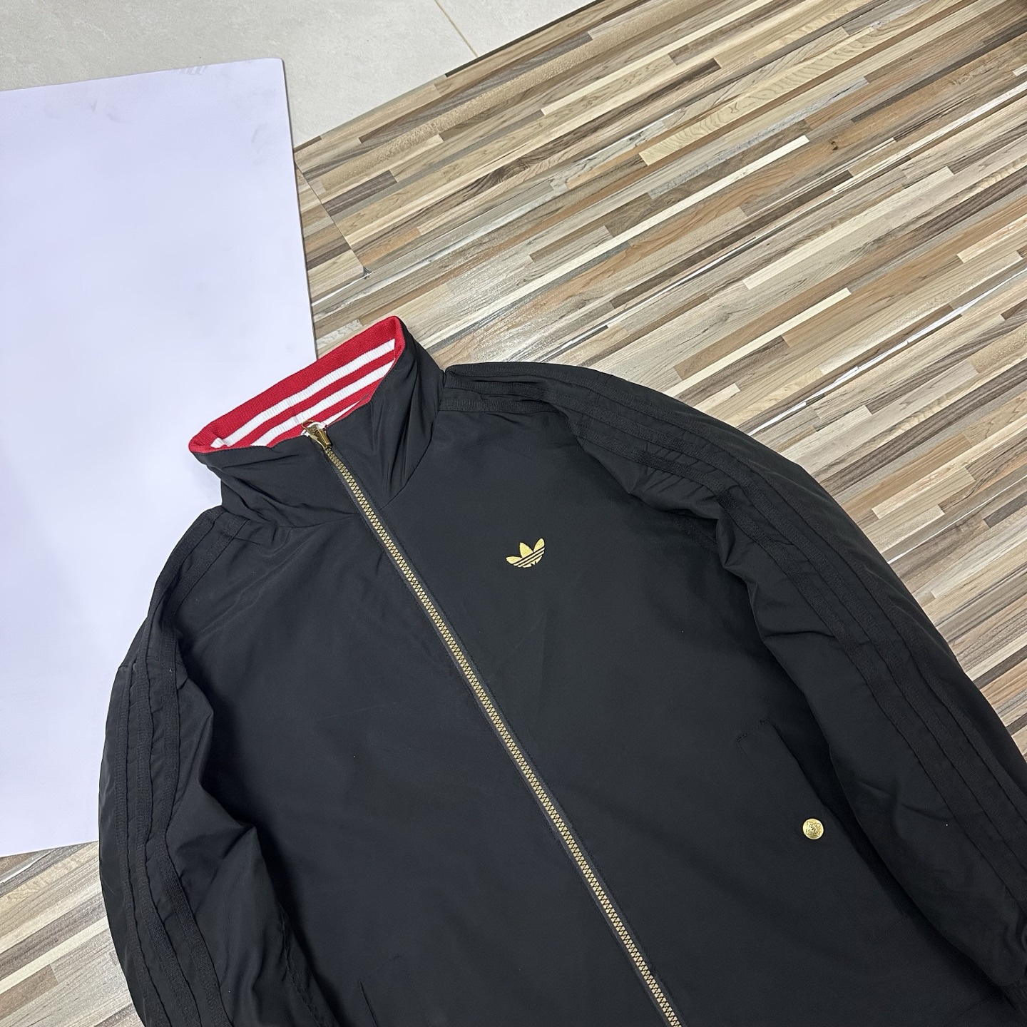 春秋季新款男士夾克外套女士外套夾克雙面穿外套紅色外套阿迪達斯三葉草外套三條槓夾克）
阿迪達斯 Adidas 三葉草兩面穿外套 
​黑紅撞色的外套在秋冬里超吸睛
​設計簡直是性價比王炸，雙面雙風格隨便切換，黑面走復古運動風，紅白條紋領撞色吸睛，側邊編織紋路藏滿細節

後背還有彩色刺繡三葉草，潮得毫不費力，紅面是經典白條紋款，簡約亮眼還巨顯白，
做工細節直接拿捏，全身細密鎖邊走線，針腳勻得找不出一根歪線，側邊編織紋路是規整手工走線，穿再久都不會松垮開線，

五金輔料更是誠意滿滿，領口織帶包边厚实挺