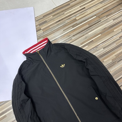 春秋季新款男士夾克外套女士外套夾克雙面穿外套紅色外套阿迪達斯三葉草外套三條槓夾克）
阿迪達斯 Adidas 三葉草兩面穿外套 
​黑紅撞色的外套在秋冬里超吸睛
​設計簡直是性價比王炸，雙面雙風格隨便切換，黑面走復古運動風，紅白條紋領撞色吸睛，側邊編織紋路藏滿細節

後背還有彩色刺繡三葉草，潮得毫不費力，紅面是經典白條紋款，簡約亮眼還巨顯白，
做工細節直接拿捏，全身細密鎖邊走線，針腳勻得找不出一根歪線，側邊編織紋路是規整手工走線，穿再久都不會松垮開線，

五金輔料更是誠意滿滿，領口織帶包边厚实挺