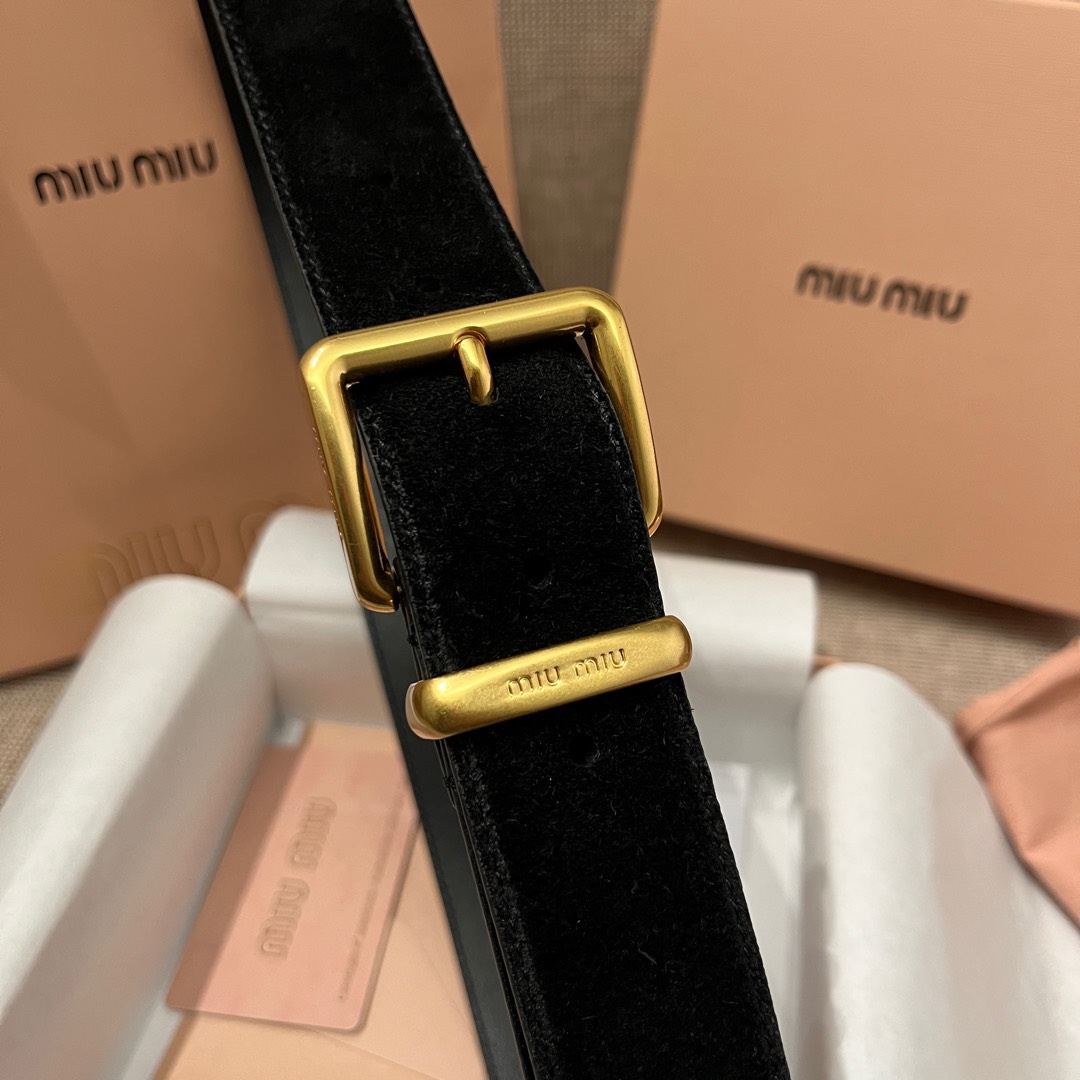 MiuMiu 今年大爆款上新‼️‼️
皮質絨面 冬天超適合絨絨的
這就是野性與可愛結合的反差美！
關但寬度粗 腰頭大 有一種野性與可愛結合的反差美～
炎名系上有甜酷甜酷的氛圍感喔#
寬度 ：3.5cm