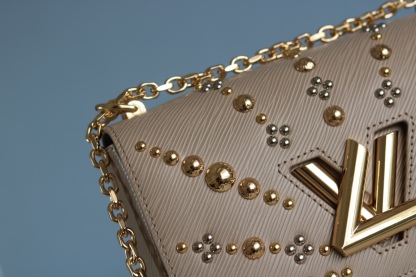 原版品質50306/50280/50282 原版中號[玫瑰]貨比三家，請認准內碼：0088[太陽][太陽]LV最新最火款Twist Denim出貨了💃此款Twist中號手袋飾有由刻有圖案的花形金色與銀色鉚釘組成的旭日花紋，與巴黎芳登廣場路易威登旗艦店前的巨型太陽雕像遙相呼應。由Epi皮革裁制而成，打造優雅晚裝造型的珍貴之選。 外型小巧，別緻的弧形底座增加了手袋容量[強]可調節鏈條適合斜跨或優雅的肩背[強]中號尺寸:23*18*8cm