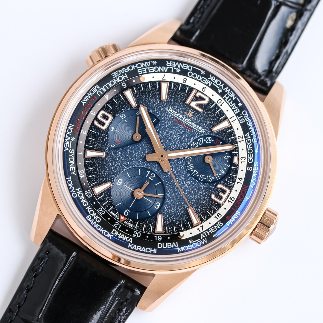 積家 北宸系列  Geographic WT“全球限量版”地理學家世界時腕表採用藍黑漸變色與全黑色錶盤 腕表的凸緣顯示全球24個時區 成為行動派男士旅行期間的可靠搭檔 佩戴者可透過10時位置的表冠設定 尺寸43mm表殼 316L鋼殼 搭配拱“鍋蓋”鏡面 採用亞洲機芯復刻版：936A/1自動上鏈 技術無與倫比 城市名部分以乳白色為基底 2時位置的日曆顯示 6時位置的第二時區顯示和10時位置的動力儲存顯示副錶盤飾以太陽放射狀飾紋 進口牛皮 升級版原裝折疊扣 SJ精緻推薦男士多功能機械腕表