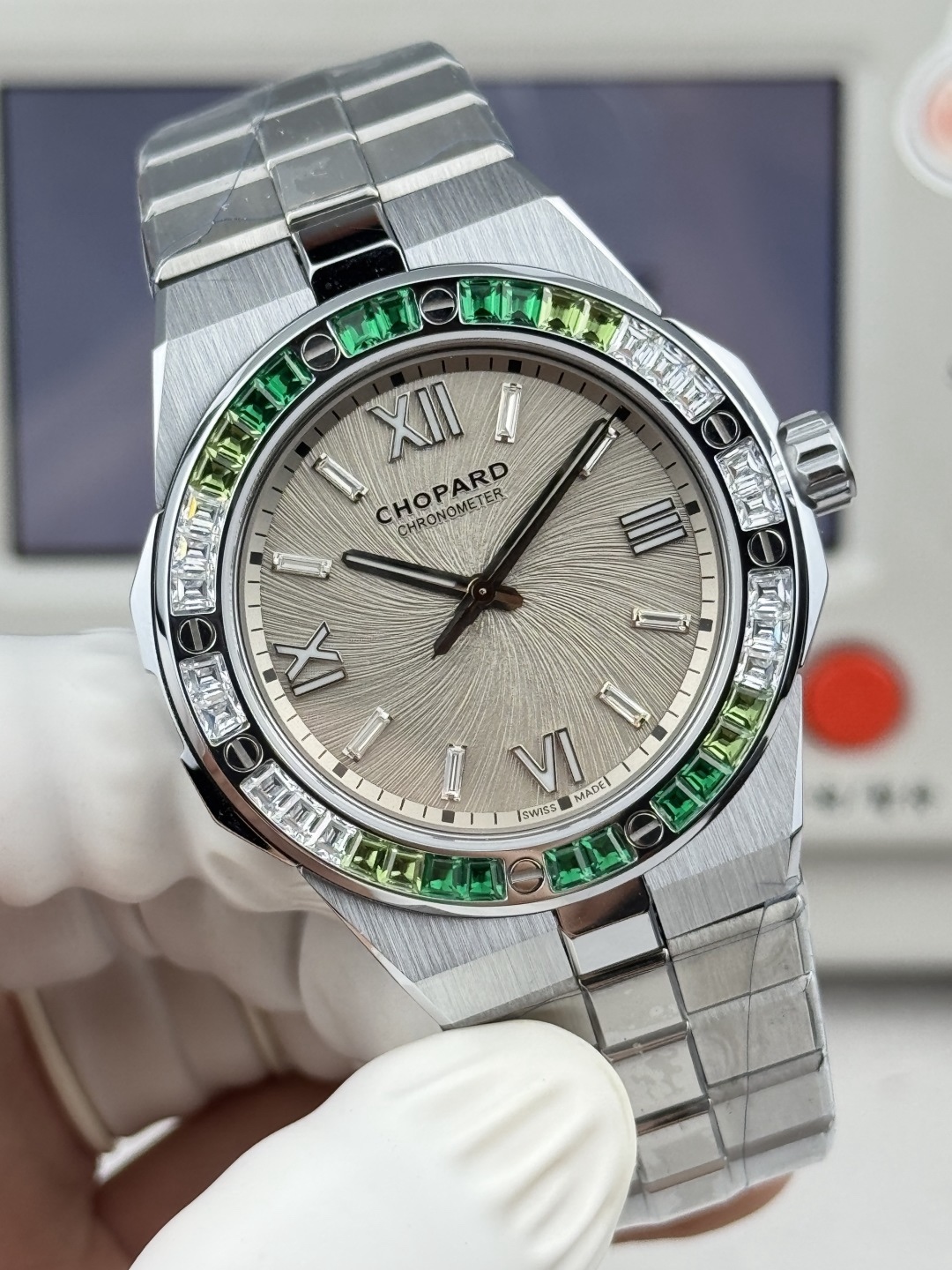 GH—Factory 獨家力作👍
蕭邦AlpineEagle雪山傲翼系列
🌈彩T鑽🌟變色龍🦎滿天星✨限量款及隱藏款首推
如炬目光，比擬暗夜星芒⛰️於山川湖海間🌊洞見紳士願景與磅礡未來👔
尺寸：原裝一致41mmX9.7mm
機芯：9015改Chopard 01.01-c
錶鏈：獨家原版開模金磚型鏈節一體式錶鏈
岩石紋錶盤，鍍銠羅馬數字，時針及分針時標均覆以Super-LumiNova® X1級螢光塗層
致獻當代“雄鷹”，志存高遠之人在日常生活中超邁群倫，其視野啓迪人心、昇華情志。憑借遠見和決心，