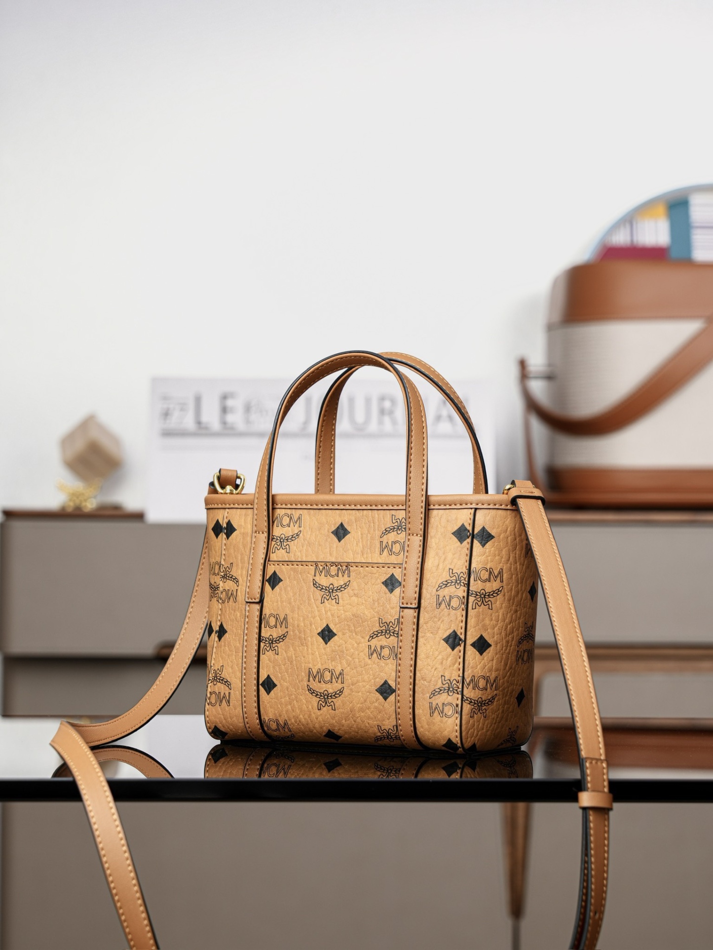 ®全新升級®官網同步
𝙈𝘾𝙈 𝙏𝙤𝙣𝙞 𝙓-𝙈𝙞𝙣𝙞
超迷你乾邑色#菜籃子

·CP獨家出品｜乾邑色
🉑️單肩🉑️斜挎 官網同步上新！
這款縮小版的Toni購物袋採用獨特的幾何設計，是一款小巧的隨身包袋。柔軟的皮革提手及可調節的皮革肩帶則可實現兩種攜帶方式。

型號：MWPFSMT03CO001
尺寸：16*9*14cm
肩帶：可調節100-126cm
開合：拉鍊式
顏色：乾邑色/Cognac🟫