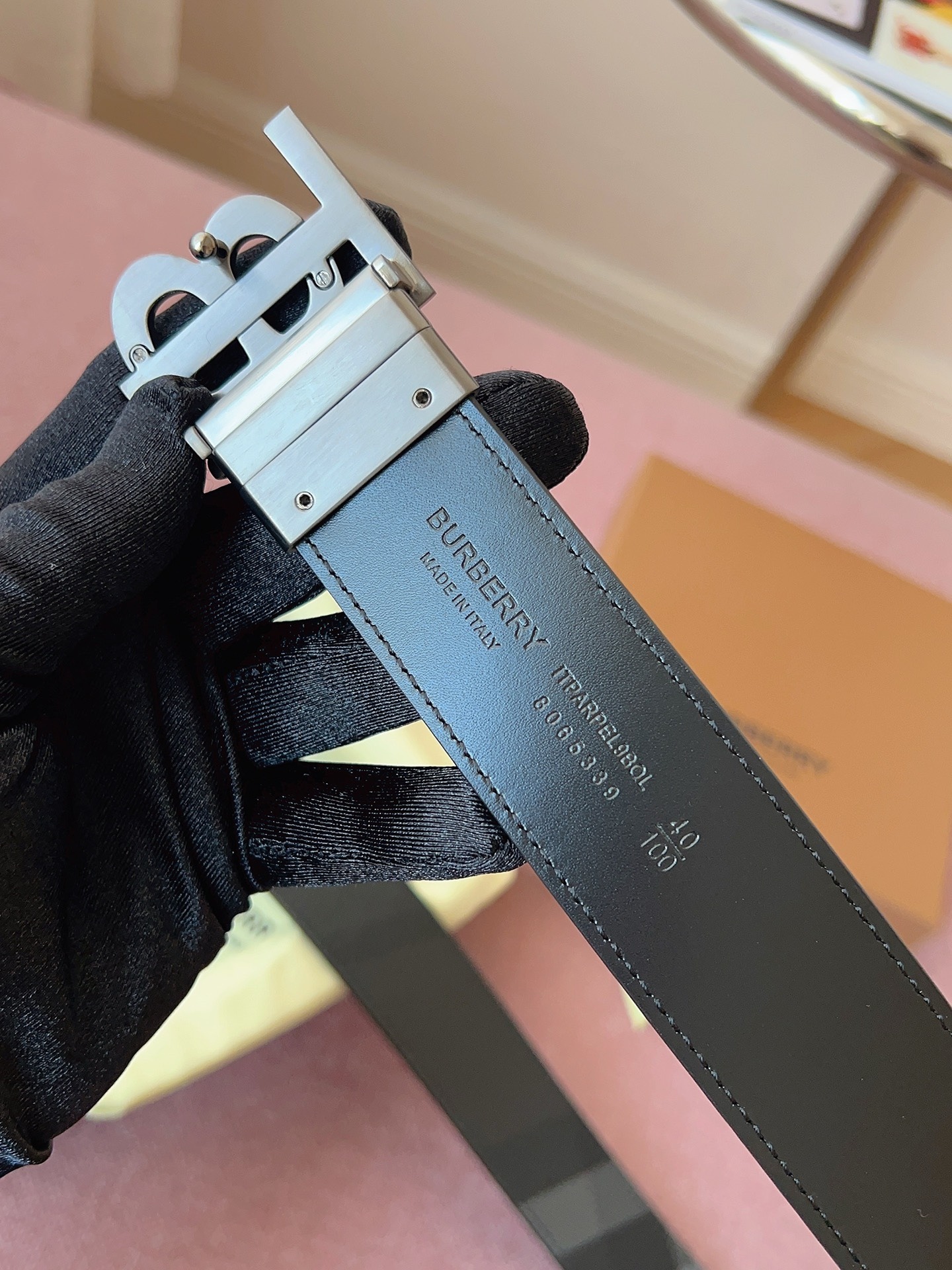 
Burberry博柏利品牌始終秉承傳統精髓，彰顯卓爾不凡的匠制工藝，優雅率性的英倫設計與銳意革新的時尚理念。3.5cm