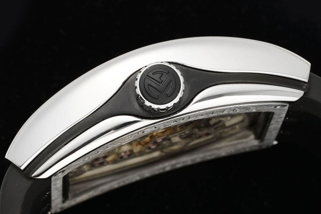 RMS最新款 頂級復刻 法蘭克穆勒V45 Vanguard陀飛輪系列 歷時多年研發機芯 
1 1:1 超級復刻原裝複雜法穆蘭陀飛輪機芯 細節完美到位 打造正品機芯獨具的雙發條盒 超薄工藝 
2超長72小時動力儲存 告別每天手動上鏈 高端玩家的定制款 把頭上鏈30個半圈 發條盒為滿 不需要過度上鏈 
3 千錘百鍊 316L精鋼表殼 超薄表殼 與原裝一致厚度 彎曲弧度 更加貼合手腕 佩戴舒適 
4 純正進口意大利小牛皮 貼合手感品質一流的進口氟橡膠錶帶 與正版全完通用互換
5瑞士工程師 原版機芯拆解 一比一甲