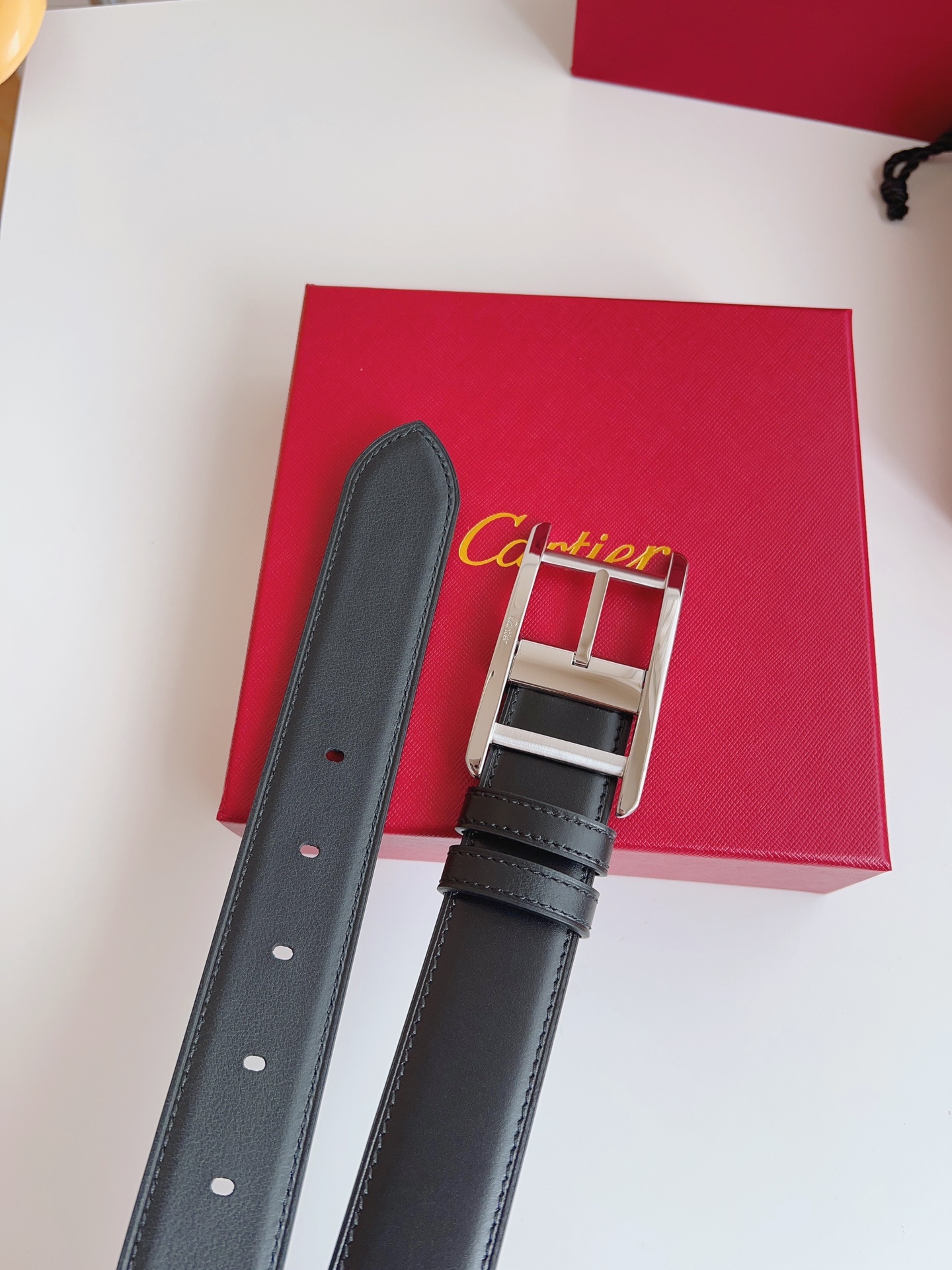 
Cartier（卡地亞）憑借匠心傑作展現與眾不同的美感，融合精湛工藝與經典設計，演繹雋永風格；瀟灑不羈，果敢獨立！此款式易搭配服飾；休閒正裝兩相宜。皮帶寬度：35mm