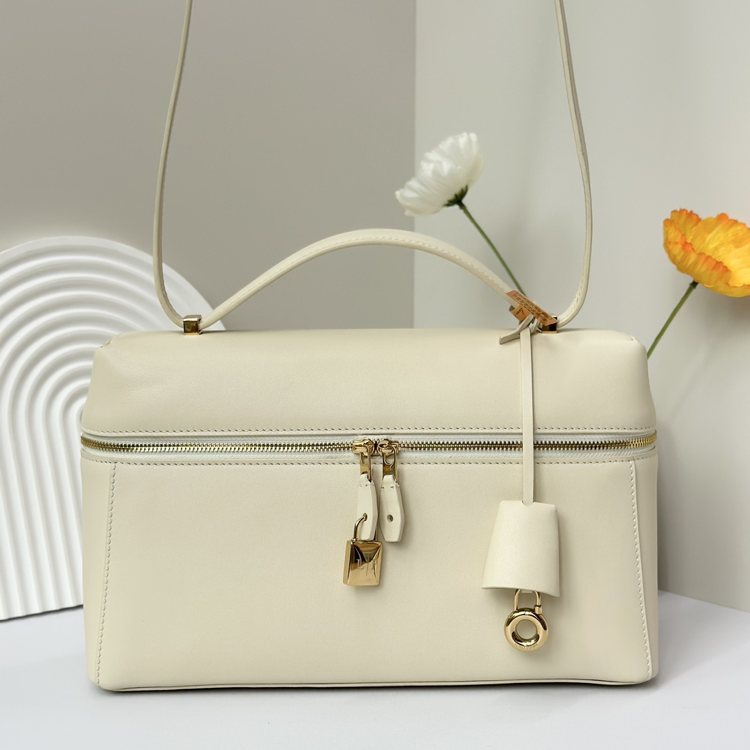 𝓛𝓸𝓻𝓸 𝓟𝓲𝓪𝓷𝓪 諾悠翩雅
𝑬𝒙𝒕𝒓𝒂 𝑩𝒂𝒈 𝑳𝟐𝟕 
寬開口加大容量斜挎包，包型設計更立體更有型，包身採用進口原廠小牛皮，手感柔軟而獨特，包包內部結構多了內袋。雙向加長拉鍊開合，配有My Charms金色金屬掛飾（LP特級純鋼五金配件）
size：27*16*10釐米
配全套專櫃禮盒包裝🎁