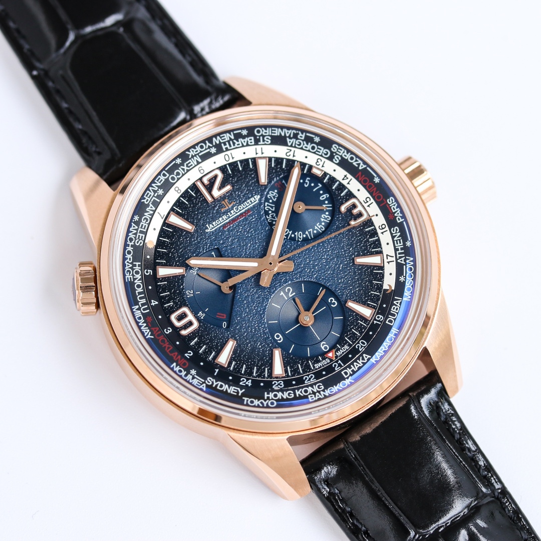 積家 北宸系列  Geographic WT“全球限量版”地理學家世界時腕表採用藍黑漸變色與全黑色錶盤 腕表的凸緣顯示全球24個時區 成為行動派男士旅行期間的可靠搭檔 佩戴者可透過10時位置的表冠設定 尺寸43mm表殼 316L鋼殼 搭配拱“鍋蓋”鏡面 採用亞洲機芯復刻版：936A/1自動上鏈 技術無與倫比 城市名部分以乳白色為基底 2時位置的日曆顯示 6時位置的第二時區顯示和10時位置的動力儲存顯示副錶盤飾以太陽放射狀飾紋 進口牛皮 升級版原裝折疊扣 SJ精緻推薦男士多功能機械腕表