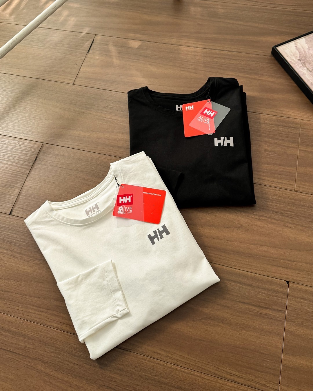 春季新款HH海麗漢森戶外必備休閒長袖T恤！
高品質面料製成的圓領長袖 ，面料整體輕量 質感 棉感速乾型面料  讓衣服更有立體感 活動時背部肩部超自在 沒有緊繃感 高舒適度 讓運動更加自如！運動版型 適合單穿或者內搭穿著！單穿簡約乾淨，疊穿非常有時尚感！四面高彈！無拘無束

顏色：黑色 白色。尺碼：m~3xl

尺碼 衣長 胸圍 袖長 建議身高 建議體重	
M 67 102 60 165-170CM 115-130斤	
L 69 106 62 170-175CM 130-145斤	
XL 71