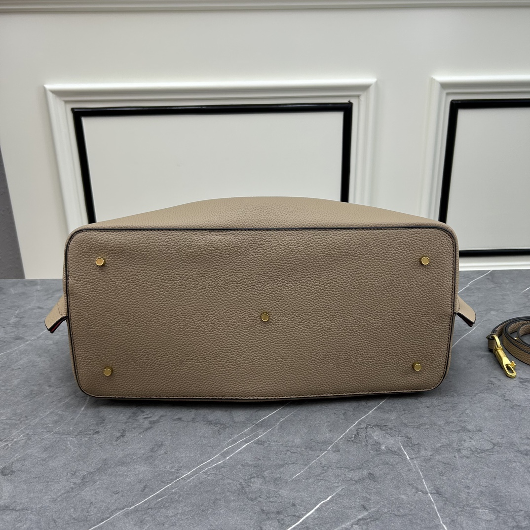 荔枝紋 Garavani VLOGO Escape 小牛皮小號購物袋，包袋兩側點綴紅色細節，金屬徽標飾件可用在包裝內部作為開合，亦可用在外部作為裝飾元素。
大號尺寸：41.*25*18cm