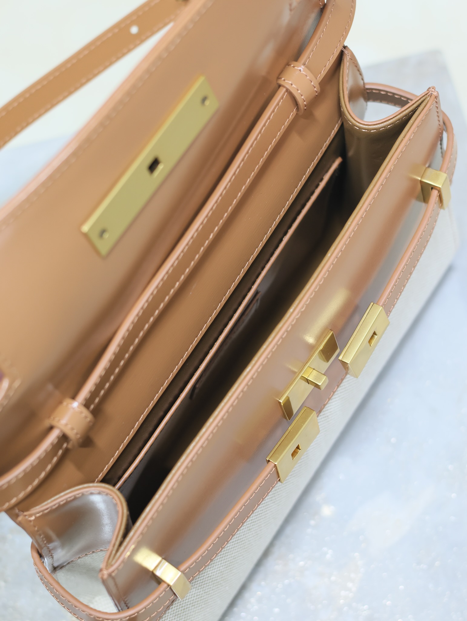 Manhattan_24cm
專櫃同步新款Manhattan法棍包小號24cm全新到貨！最新包型翻蓋曼哈頓法棍包，一改以往經典的logo，取而代之低調簡約的設計風格，它有點像H家的凱莉，很有復古的味道！商務➕休閒兩者結合，總結起來就是百搭！可以手拿，可以單肩或斜挎，一包多用，滿足了商務型女士，又滿足了小女生的休閒！精心挑選的原廠皮、完美的走線、精緻的五金讓整個包包都散髮出高級的味道！
型號：675626
尺寸：24x17.5x6cm