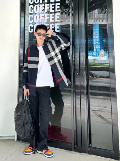 Burberry/巴寶莉 經典大格紋棉質襯衫
定制原版一致80支精梳棉單線紗，紗線全部訂染，最終確定織法，
無論是格型大小線條粗細均達到Y版水平並且布料沒有尾斜現象，
紅外線裁剪對條對格單件裁，保證大貨品質，
定制塔羅貝油封噴漆扣子自然發亮（不同市場版都是樹脂扣），裁片、領子坐領 門邊 袖口 部位加了燙薄，
全部要對格對位出成品，紅外激光定位對格取位，
每個獨立的尺碼都是定位裁片，前幅，口袋，袖子等部位都是對格對位的，
工序複製，費時費料，經典簡單氣質不失大牌，面料上身舒適柔軟卻又挺括有型，