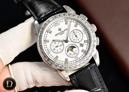 百達翡麗Patek Philippe驚艷登場，42毫米的表徑適配大眾男性手寸，非常商務可亦‬休閒。整表表殼手工雕刻花紋，視覺衝擊力強，令人過目不忘，實物質感更加優美。     
1⃣️搭配進口9100多功能機芯【非市場普通國產機芯】（零返修）功能（24小時,星期/星辰/月份）此腕表擁有38-48小時動力儲備.
2⃣️進口316L精鋼，採用18k品質爐內真空電鍍！
3⃣️搭配獨家定制方形鱗紋牛皮錶帶
4⃣️耐磨防刮藍寶石玻璃鏡面！
5⃣️30米生活防水等級.
百達翡麗（Patek Philippe） 簡約
