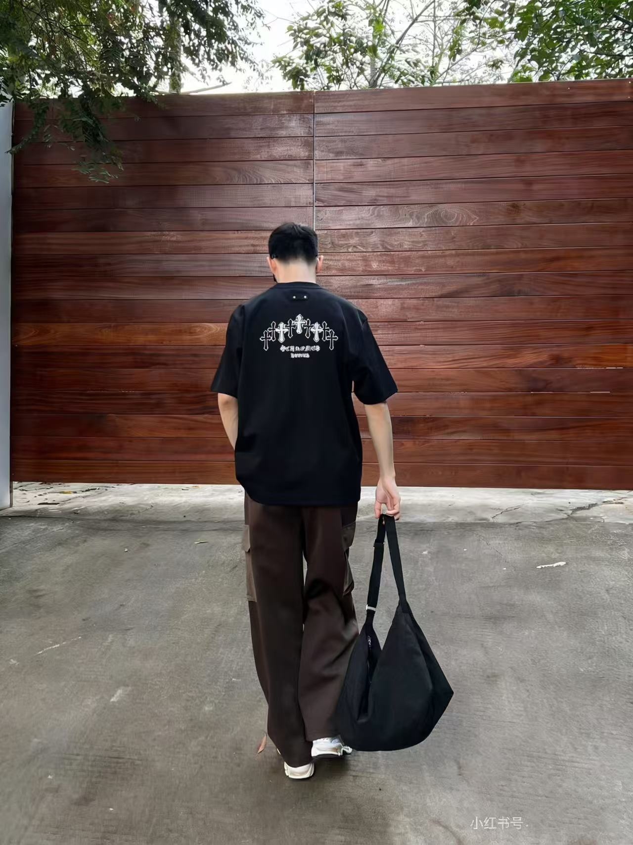CHROME HEARTS克羅心CH 26ss 梵文十字架刺繡短袖T恤
No.1的質量 真正天花板品質，正確320g定織定染雙紗面料 柔軟舒適，成衣洗水 定染螺紋 無色差 不變形 手工磨爛超重工藝。螺紋領口均為克某心原領口 高包裹度 領口寬度和櫃櫃精確到毫米 厚領口不易變形，注意做工 領口處針腳 無折疊 順暢自然沒重疊線 真正還原 這是多少人都做不到的 ，區別市場通貨!
M1 Size: S-XL