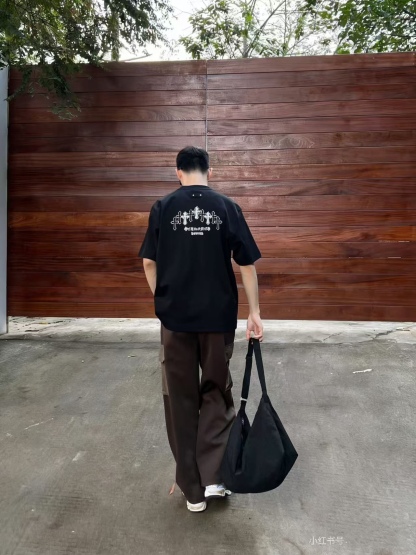 CHROME HEARTS克羅心CH 26ss 梵文十字架刺繡短袖T恤
No.1的質量 真正天花板品質，正確320g定織定染雙紗面料 柔軟舒適，成衣洗水 定染螺紋 無色差 不變形 手工磨爛超重工藝。螺紋領口均為克某心原領口 高包裹度 領口寬度和櫃櫃精確到毫米 厚領口不易變形，注意做工 領口處針腳 無折疊 順暢自然沒重疊線 真正還原 這是多少人都做不到的 ，區別市場通貨!
M1 Size: S-XL