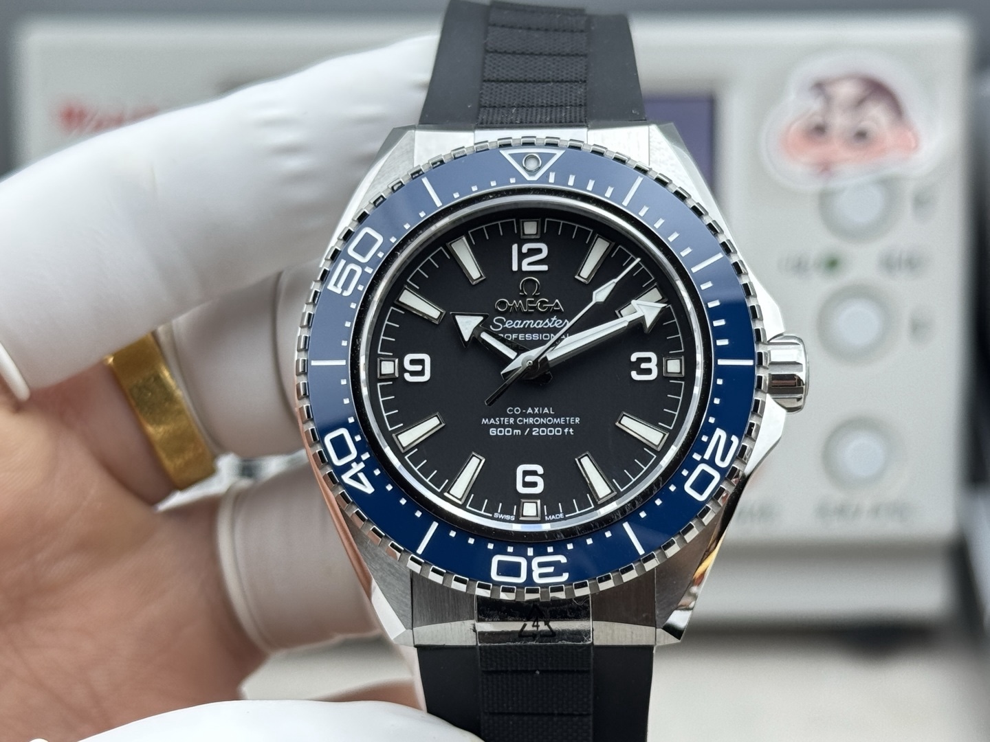 VS+ 歐米茄-全新海馬600米！
海洋宇宙腕表問世二十週年推出的全新第四代海馬系列海洋宇宙腕表🌊
全新腕表傳承了海洋宇宙表款的經典設計元素，並通過更纖薄的輪廓和更銳利的線條，為腕表注入更具現代感的風格。腕表表殼尺寸為42毫米，涵蓋橙、藍、黑三種不同顏色的表圈。