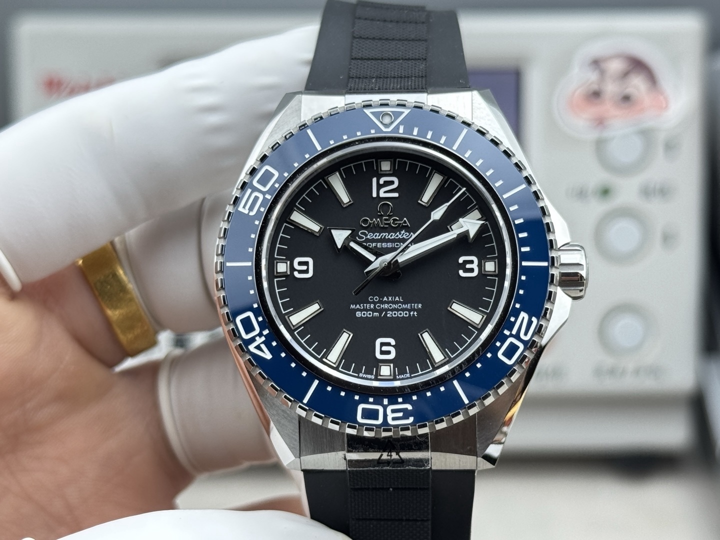 VS+ 歐米茄-全新海馬600米！
海洋宇宙腕表問世二十週年推出的全新第四代海馬系列海洋宇宙腕表🌊
全新腕表傳承了海洋宇宙表款的經典設計元素，並通過更纖薄的輪廓和更銳利的線條，為腕表注入更具現代感的風格。腕表表殼尺寸為42毫米，涵蓋橙、藍、黑三種不同顏色的表圈。