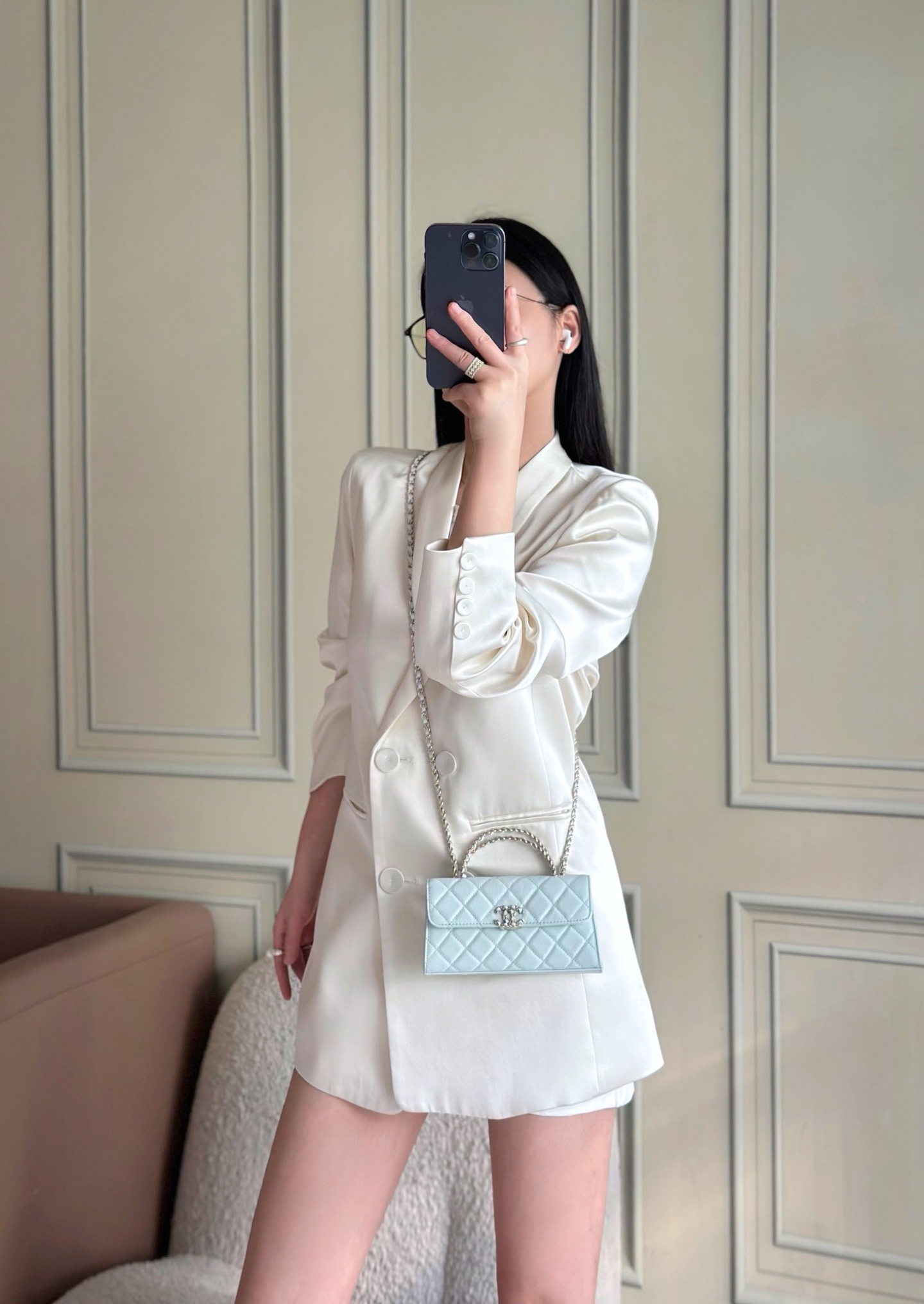 Chanel 25S 新款本季 最火的小球牛皮Kelly 手柄包
這顆絕對是黑馬
第一眼看到就深深愛上💕
顏值不必說 直接閉眼入不會錯
很好打理 也是百搭型
實現了單背斜挎腋下背手拎的效果📷
簡直就是福音〰️
很精緻 值得珍藏🔝

五金：全鋼18K淺金
皮料：獨家Haas小牛皮
尺寸：𝟏8*𝟏0*4.𝟓 𝚌𝚖
型號：AS3238